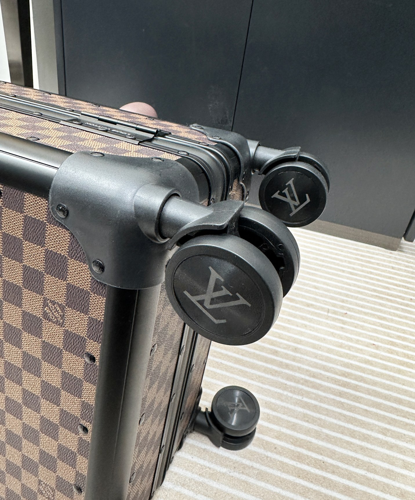 LV luggage-107
