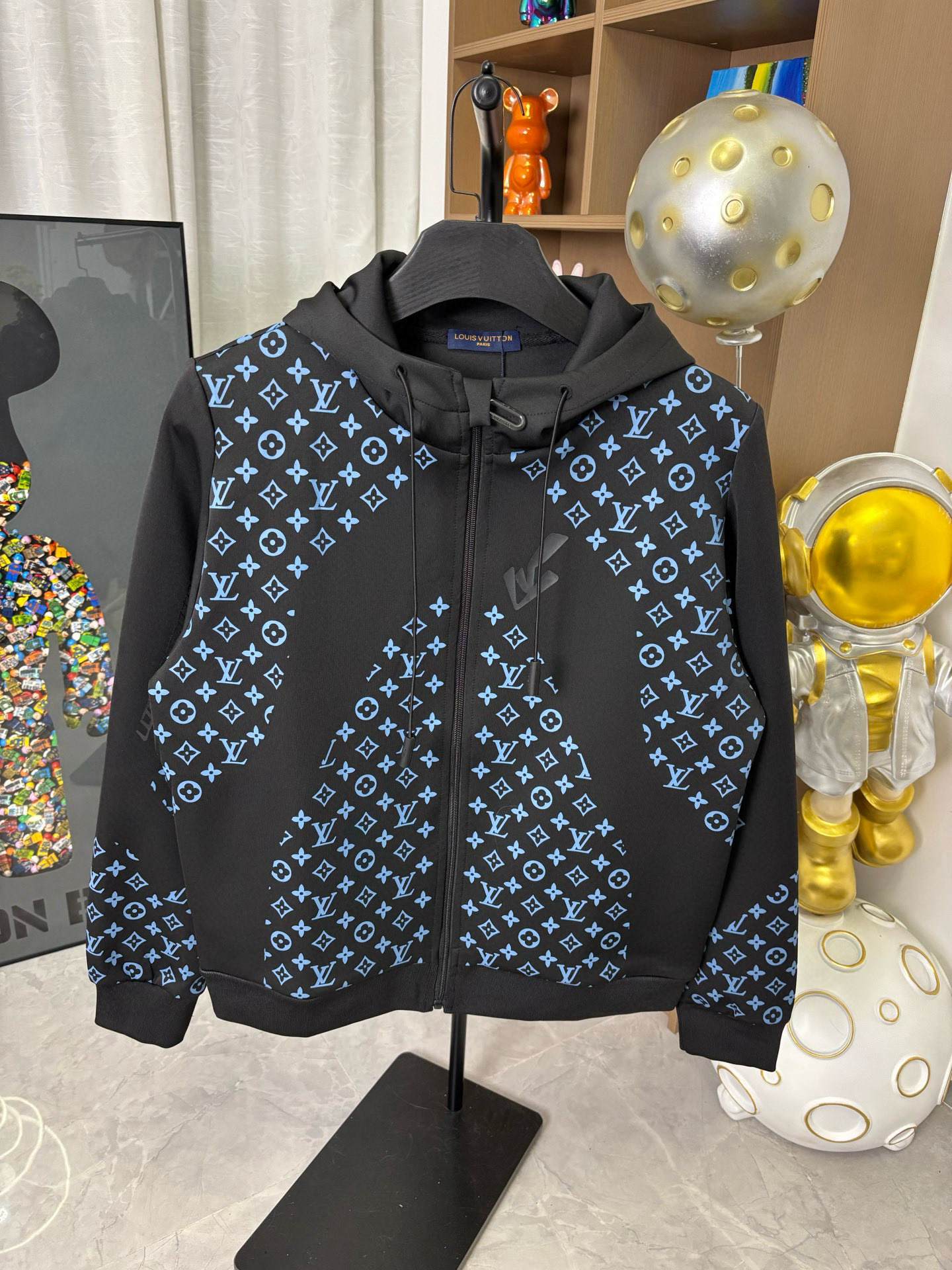 LV Clothing-305