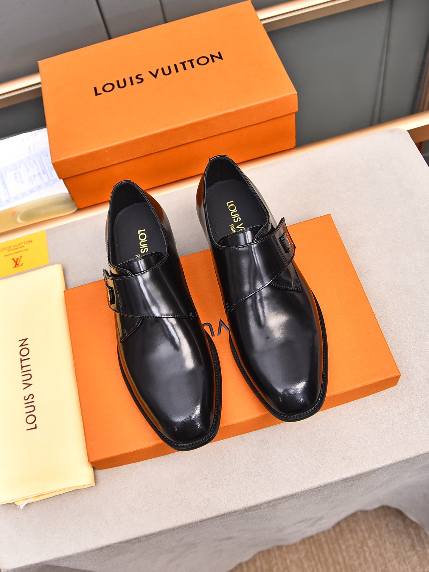 LV men's leather shoes-12