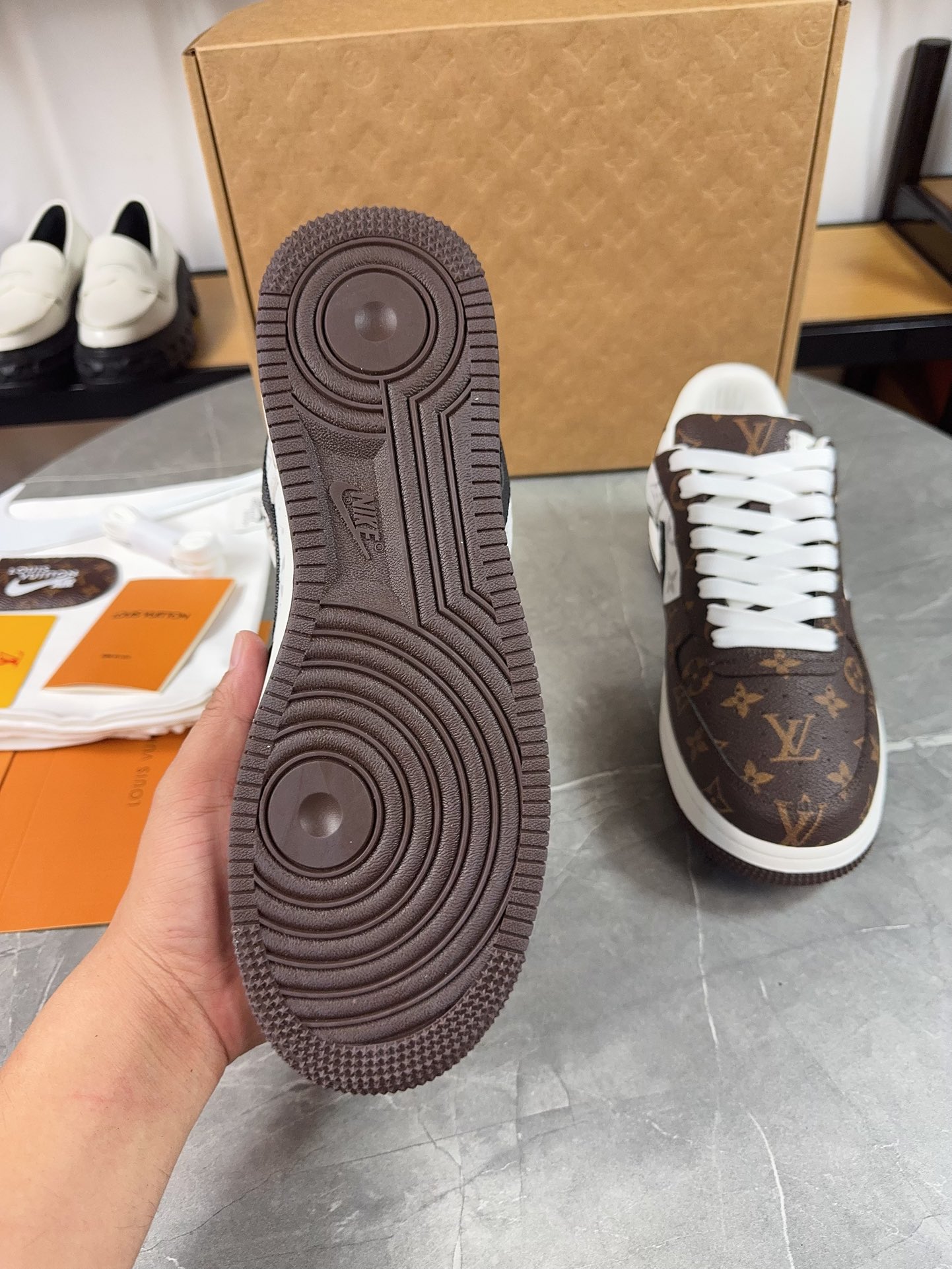 Lv Sneakers-246