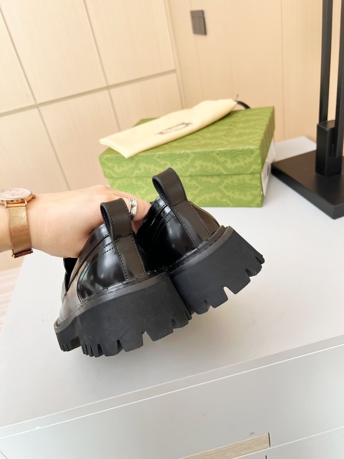 Gucci women's leather shoes-17