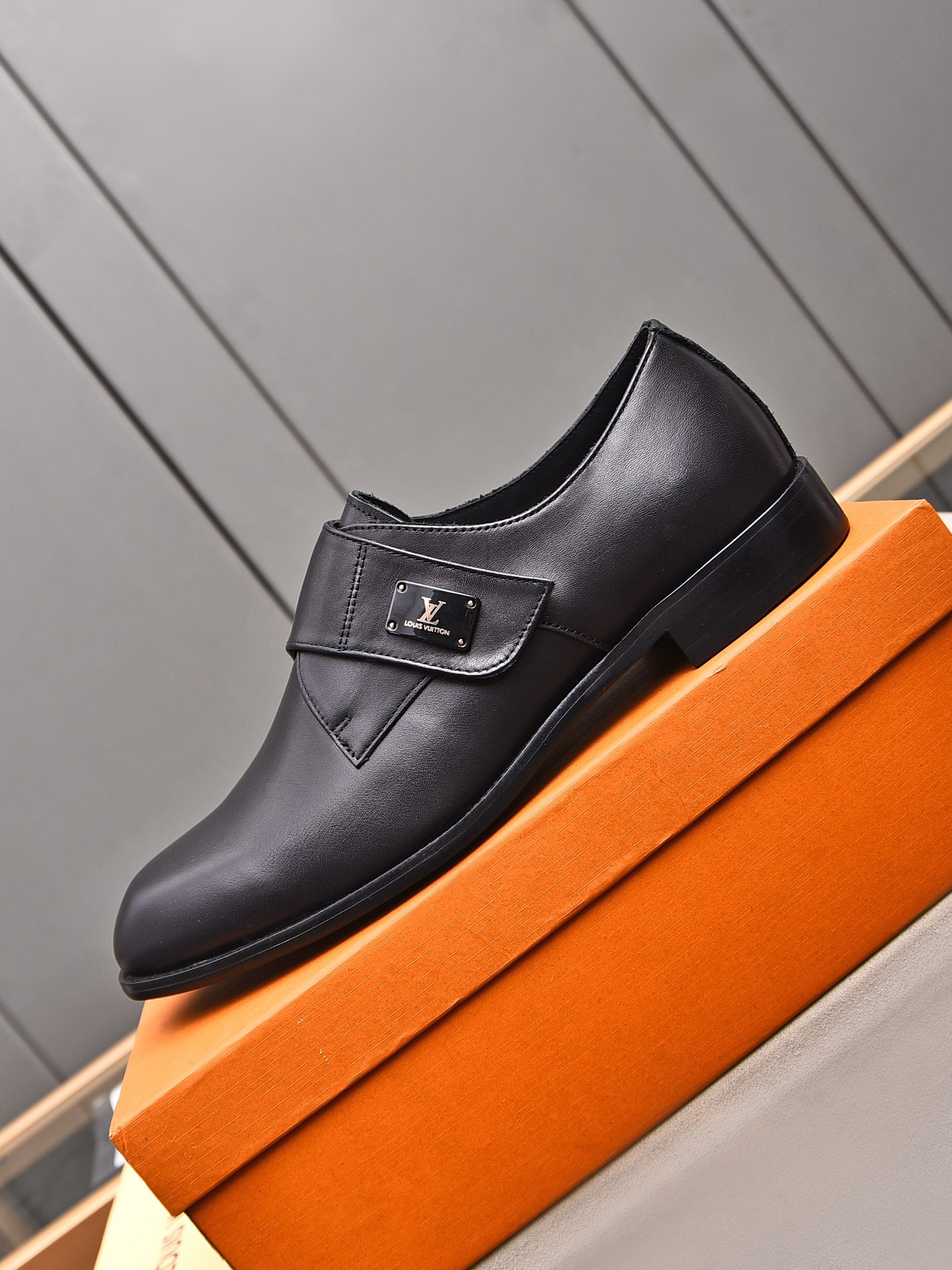 LV men's leather shoes-11