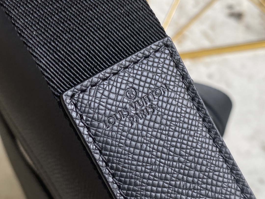 Louis Vuitton M30850 District PM Messenger Bag