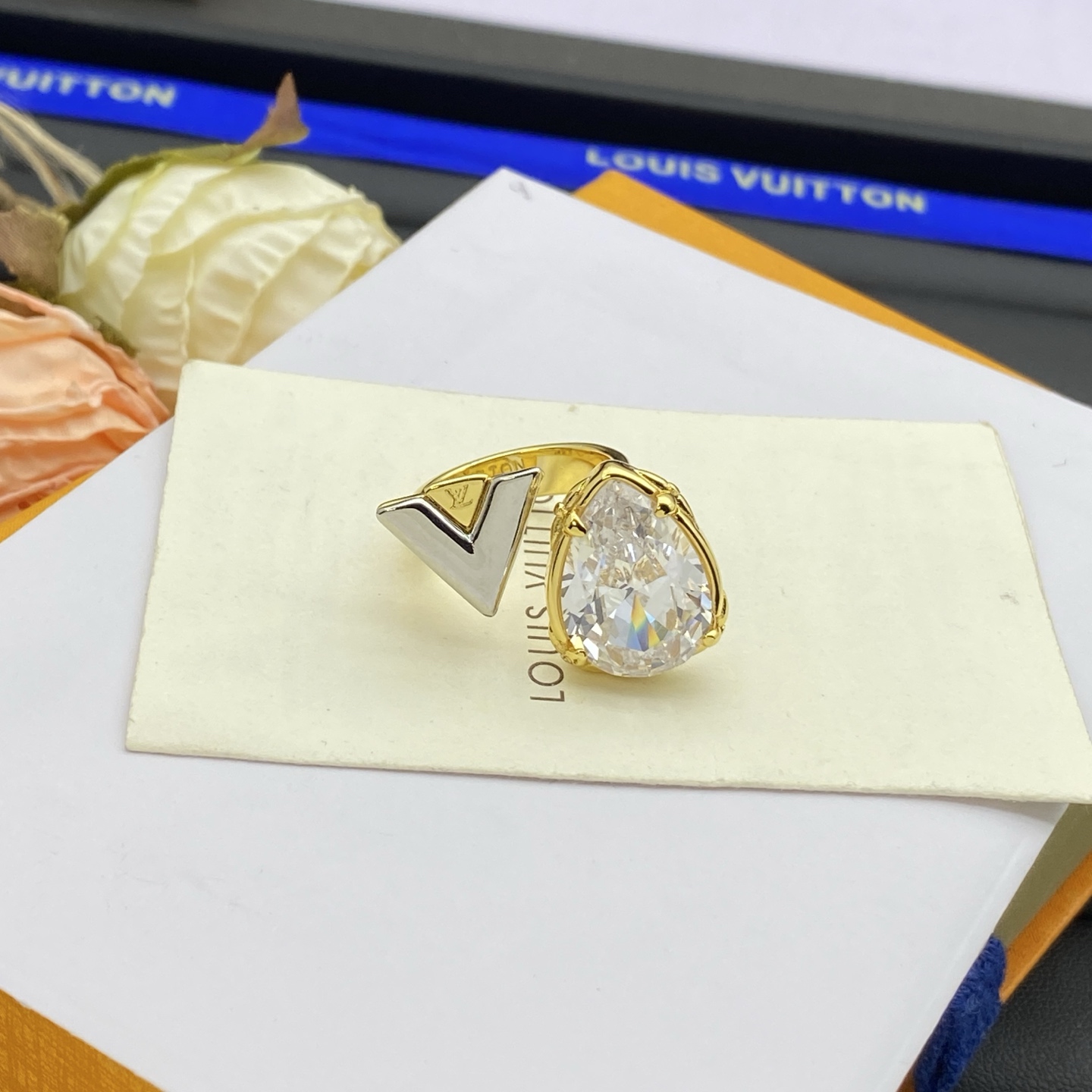 LV ring-67
