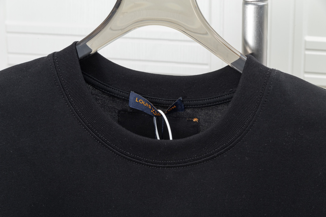 LV clothing-114