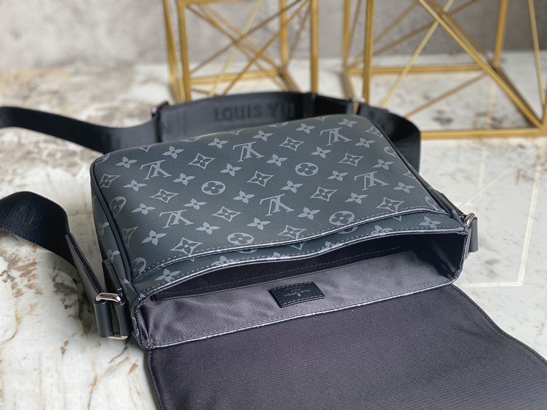 Louis Vuitton M46255 District PM Messenger Bag Monogram Medium Coated Canvas
