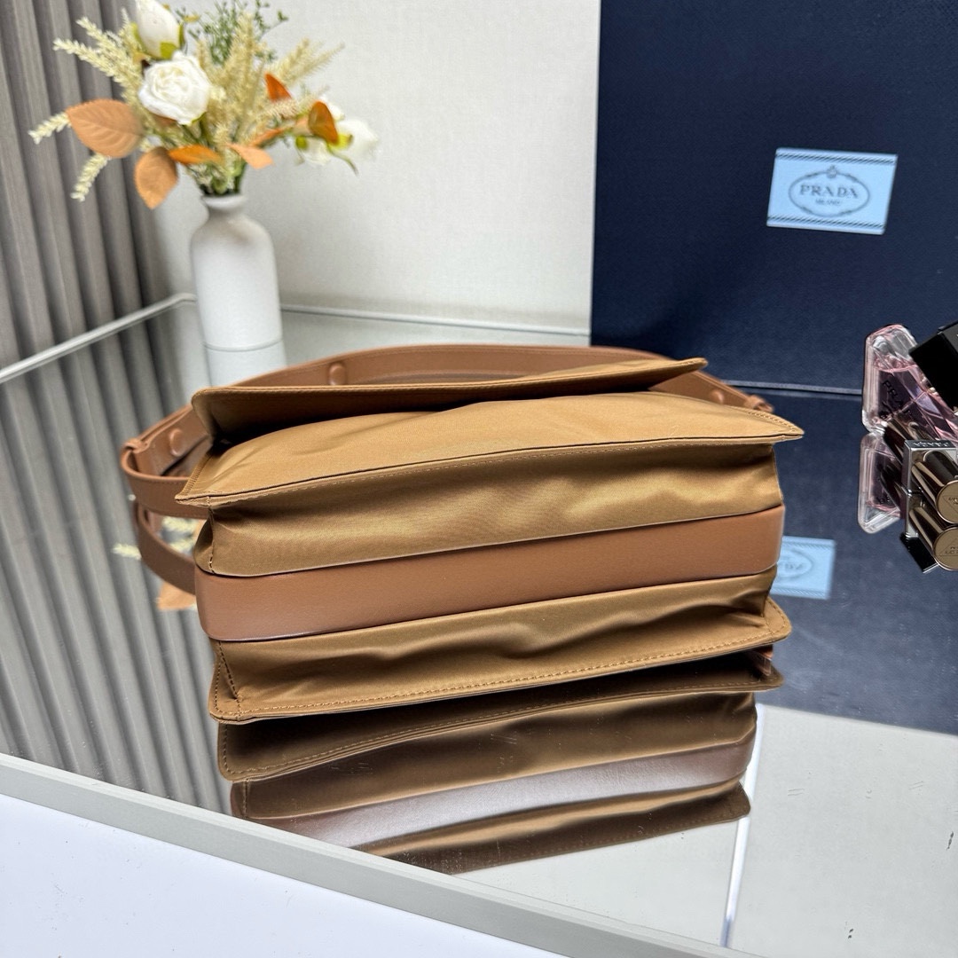 Prada bag-100
