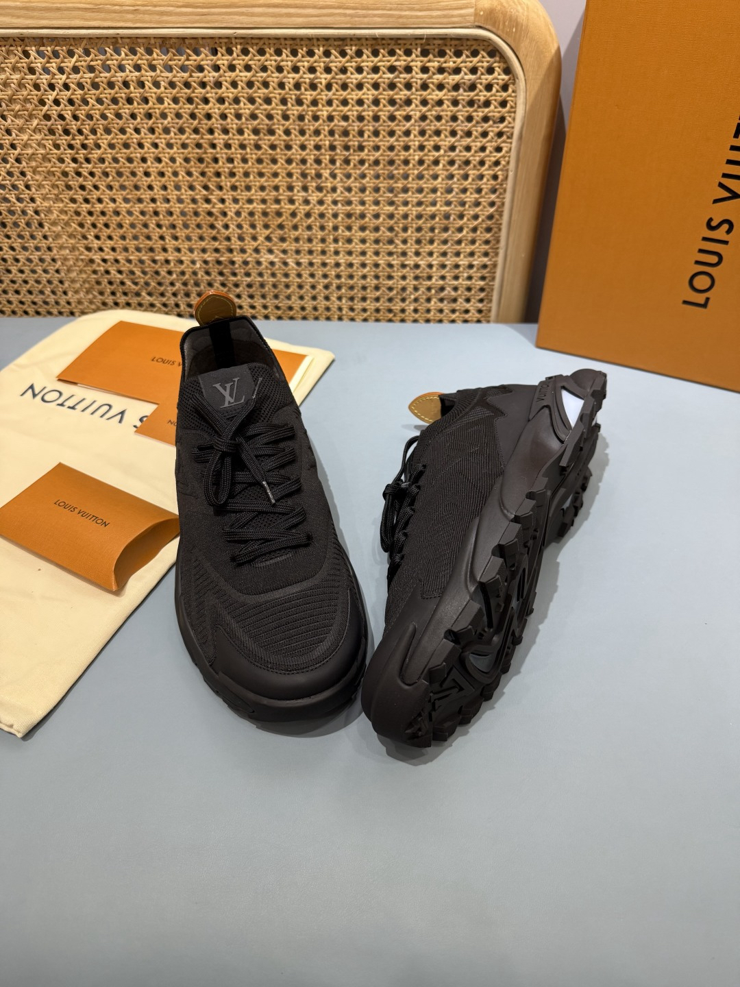 Lv Sneakers-171
