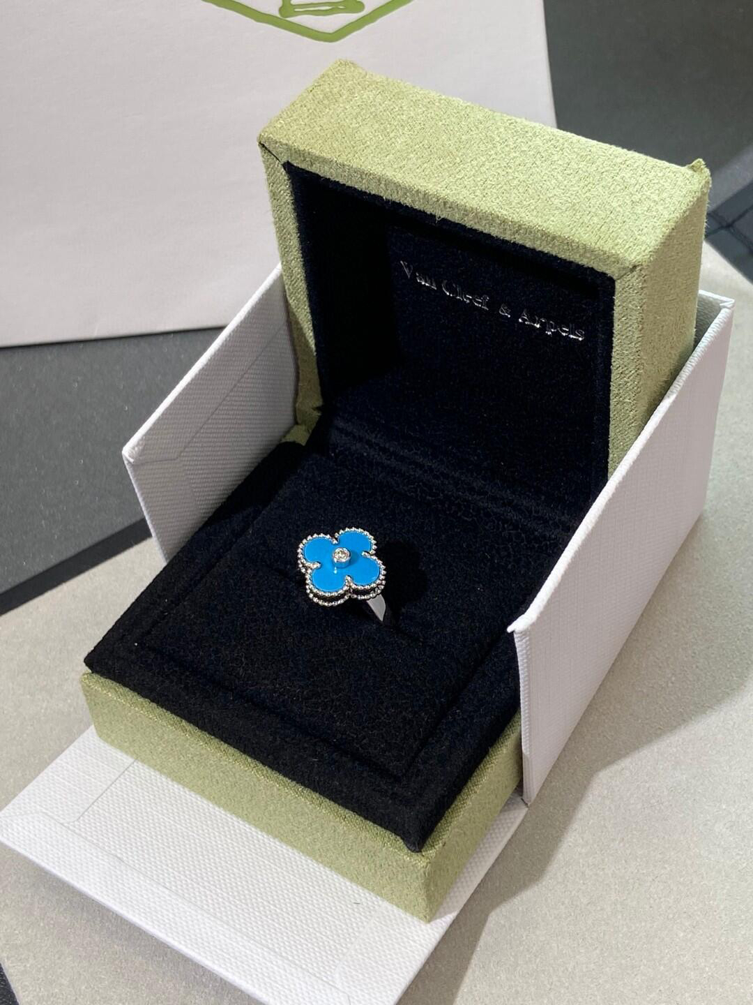 Van Cleef & Arpels ring-35