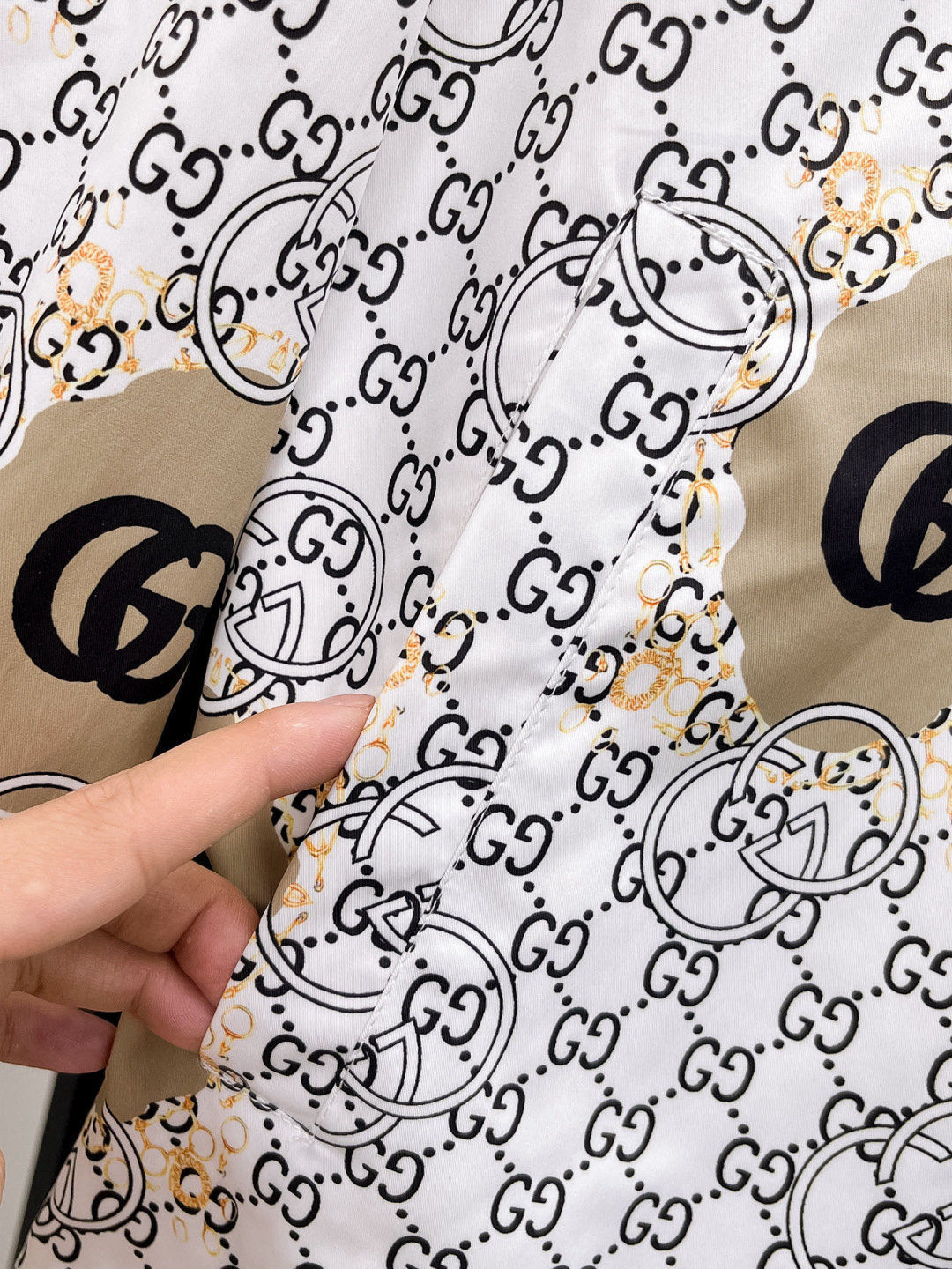 Gucci Clothing-356