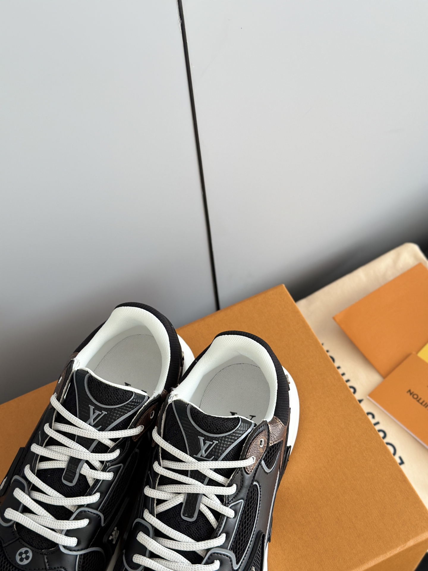 Lv Sneakers-207