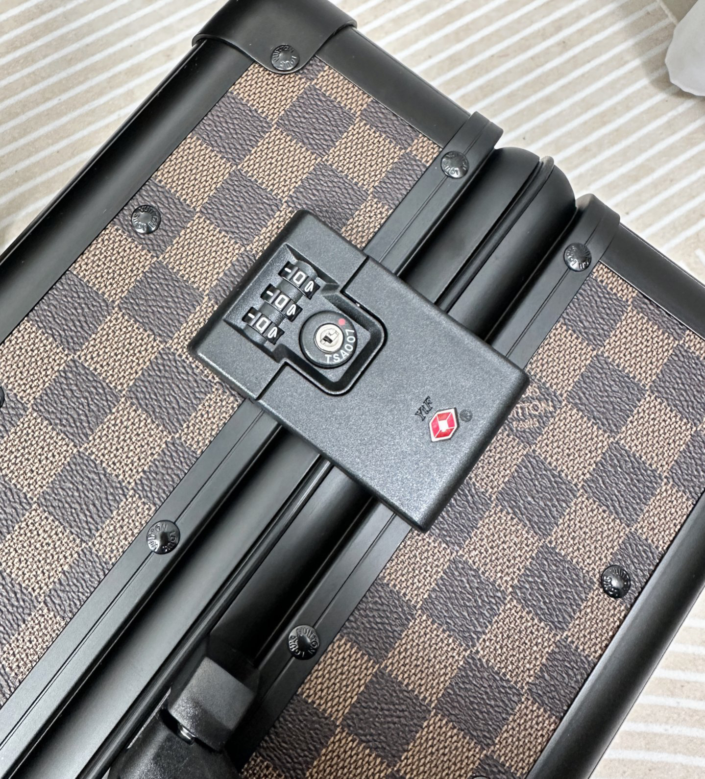 LV luggage-107
