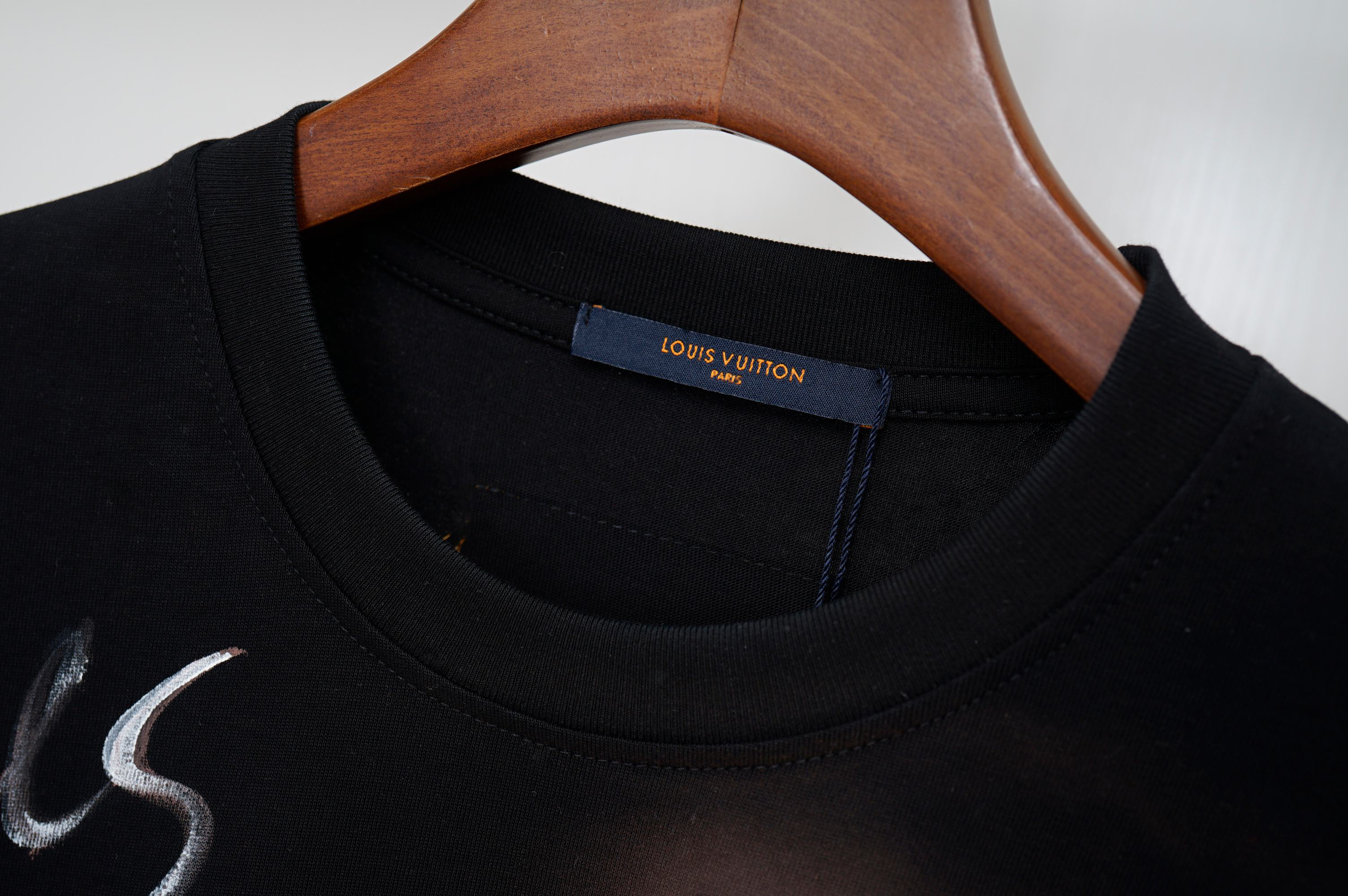LV clothing-153