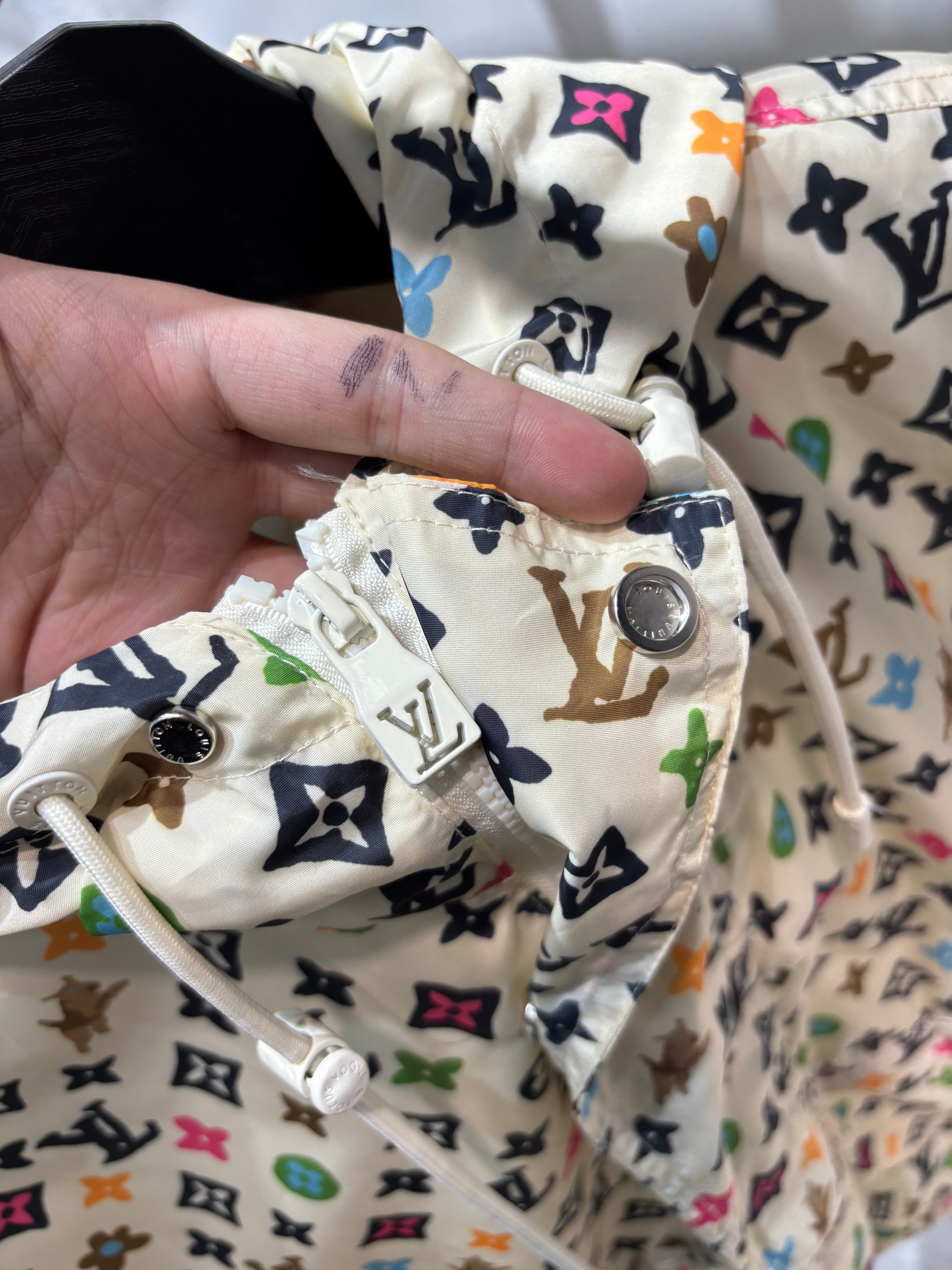 LV Clothing-330