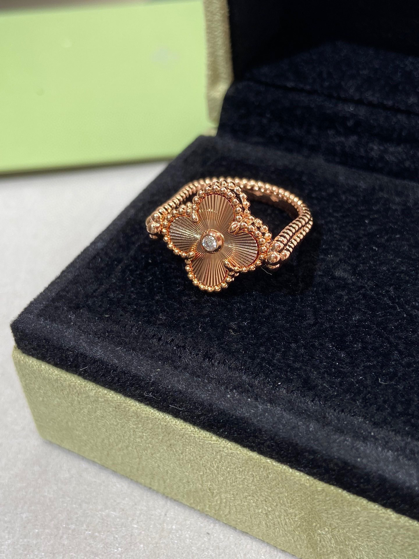 Van Cleef & Arpels ring-95