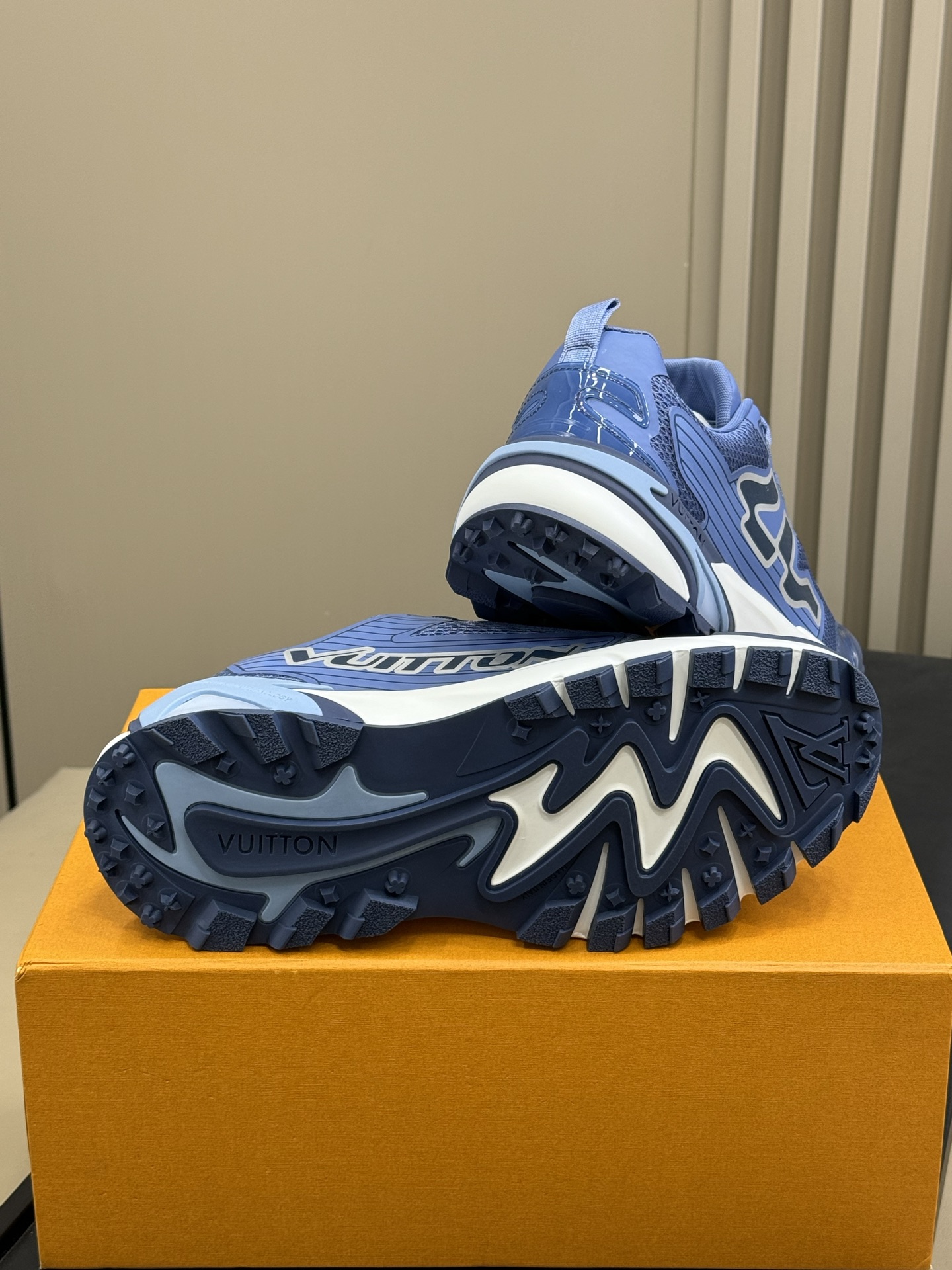 Lv Sneakers-211