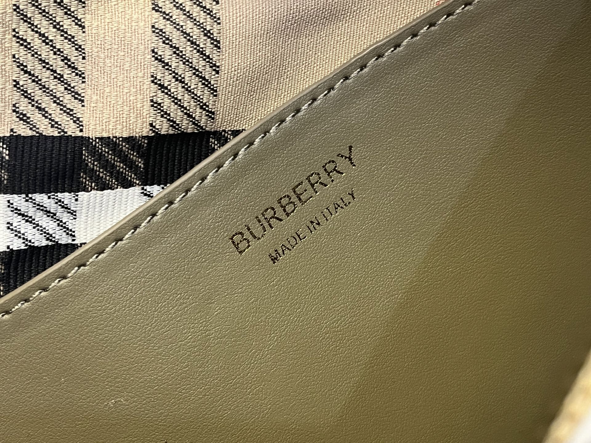 Burberry bag-132