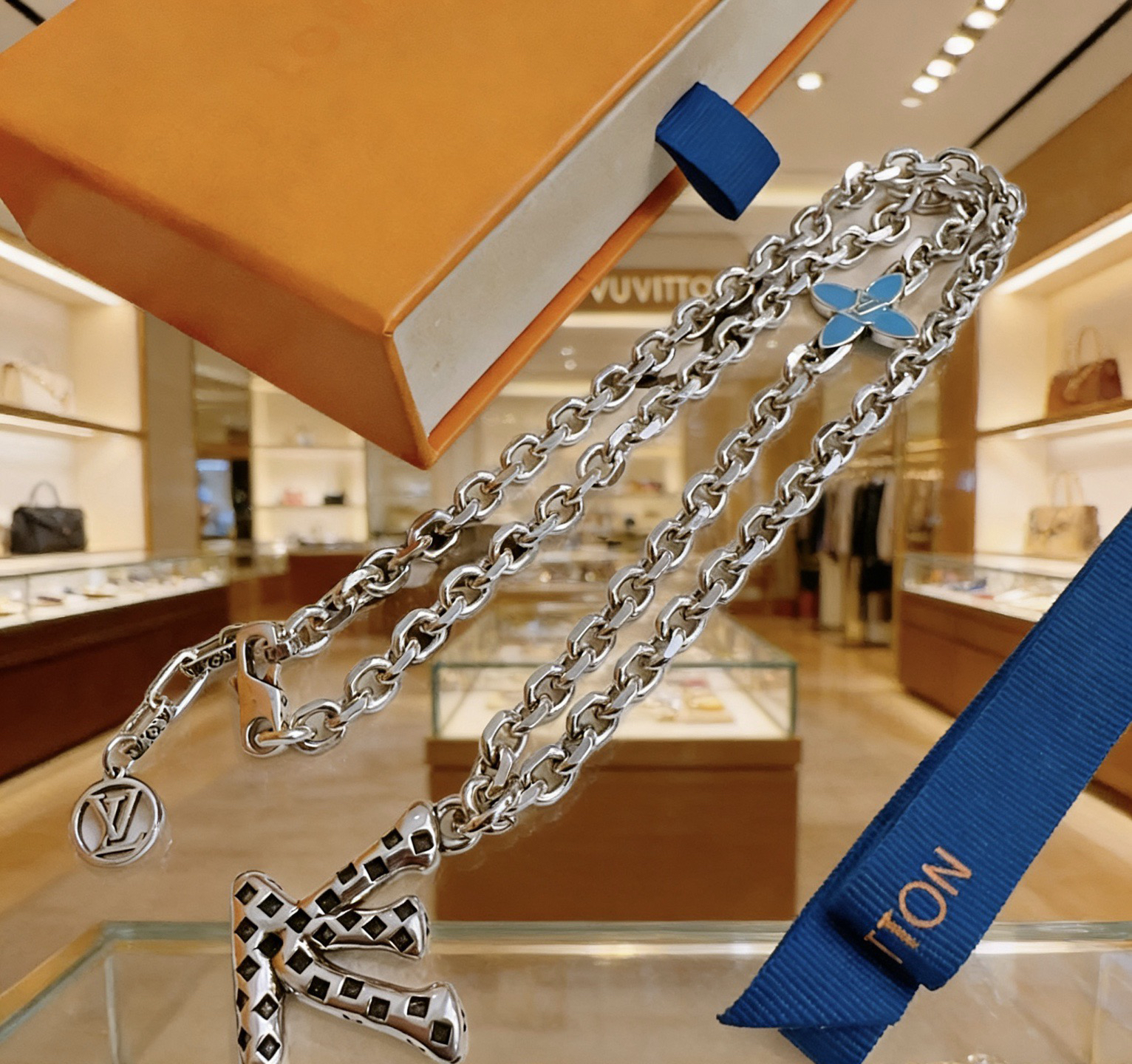 LV necklace-41
