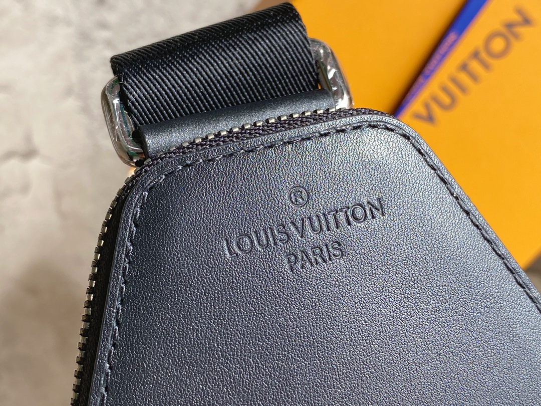 Louis Vuitton M46327-1 Avenue Slingbag