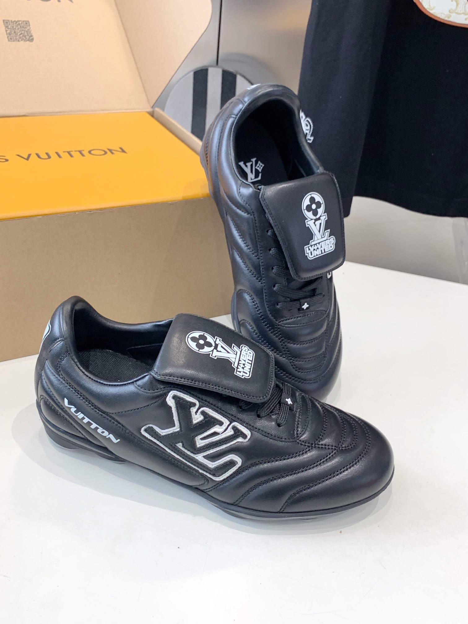 Lv Sneakers-235