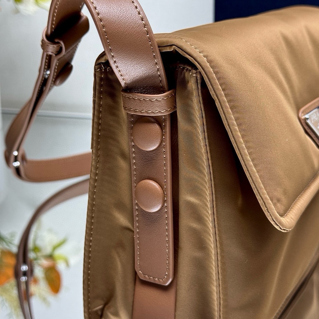 Prada bag-100