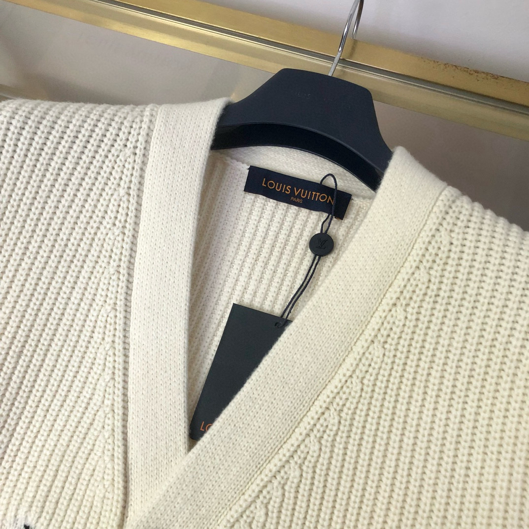 Gucci Clothing-34
