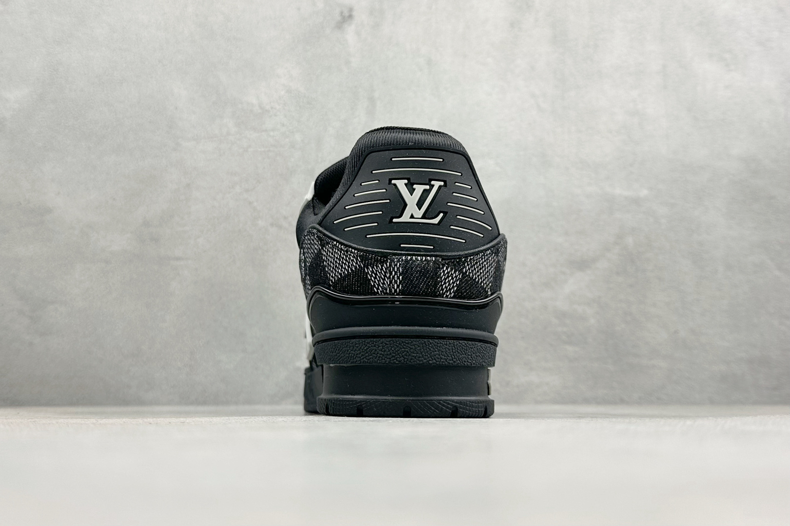 Lv Sneakers-250