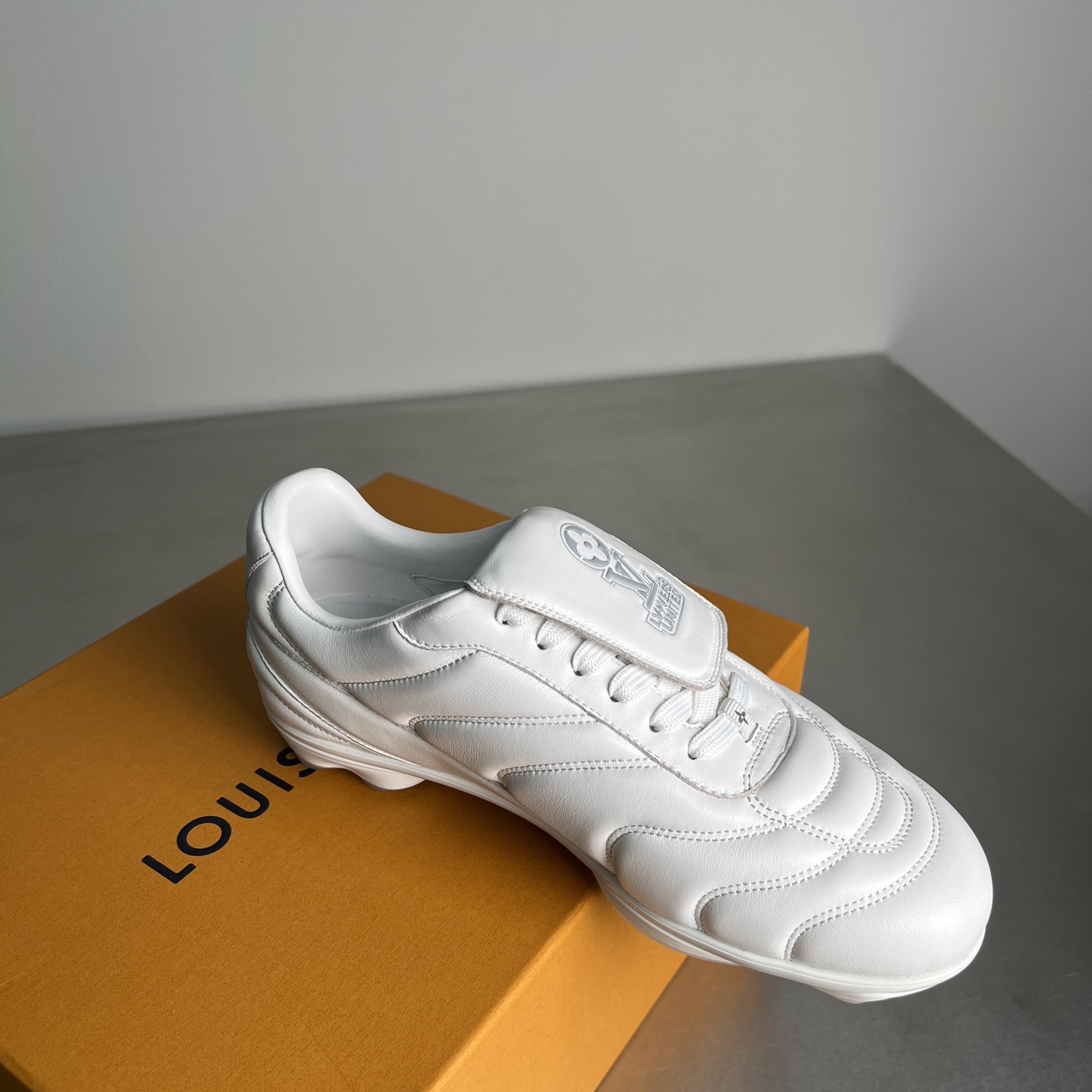 Lv Sneakers-240