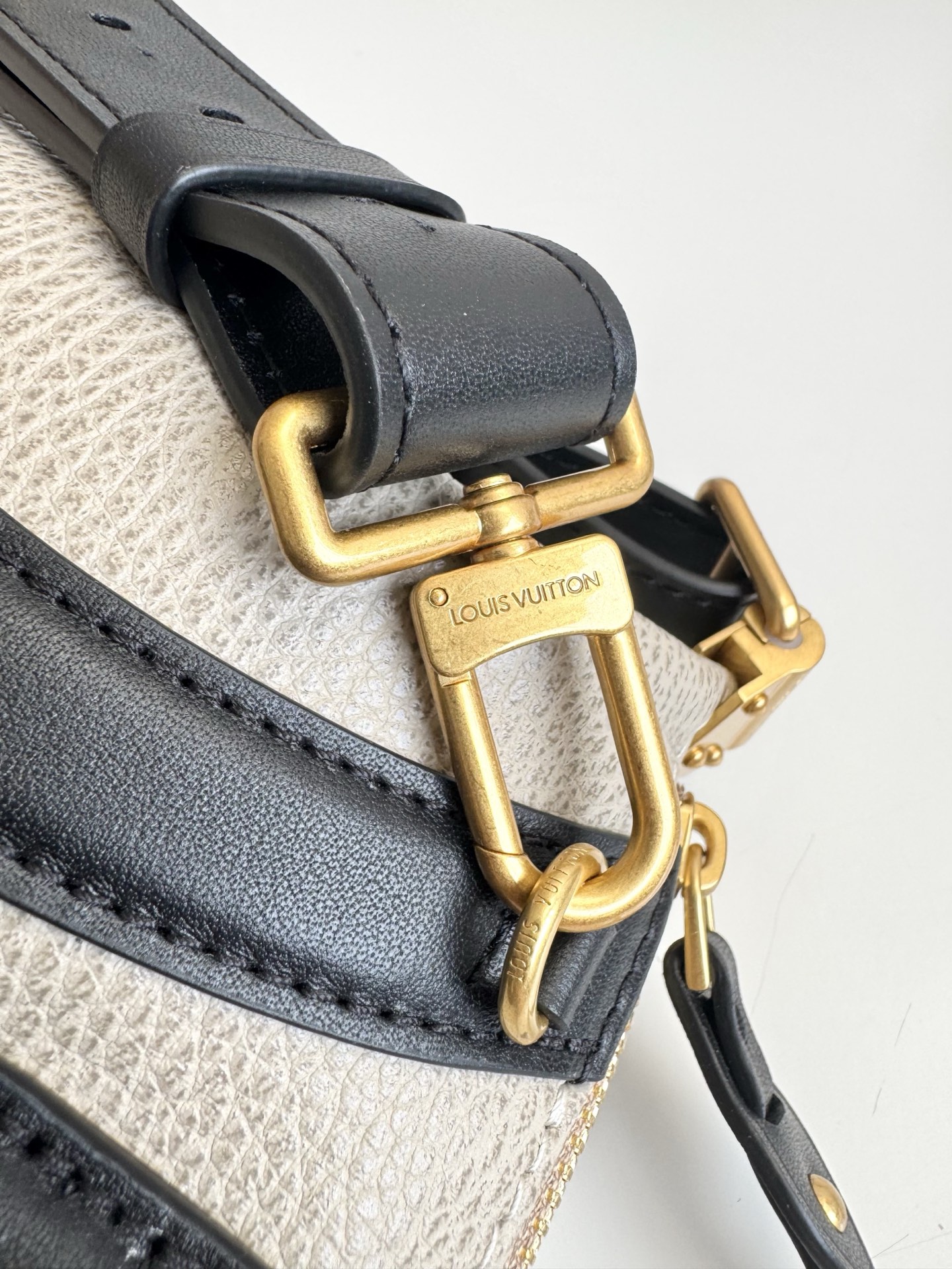 Louis Vuitton bag-201