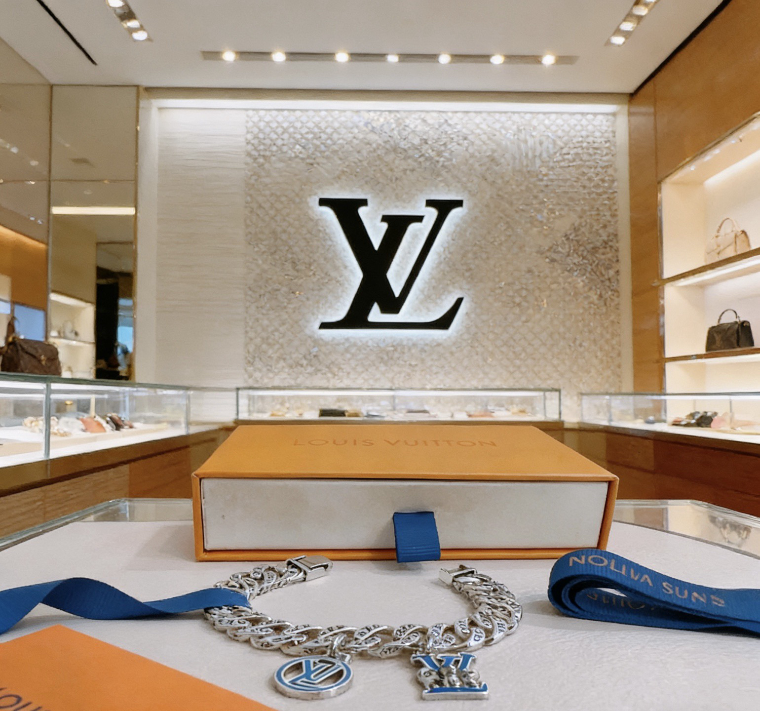 LV Bracelet-90