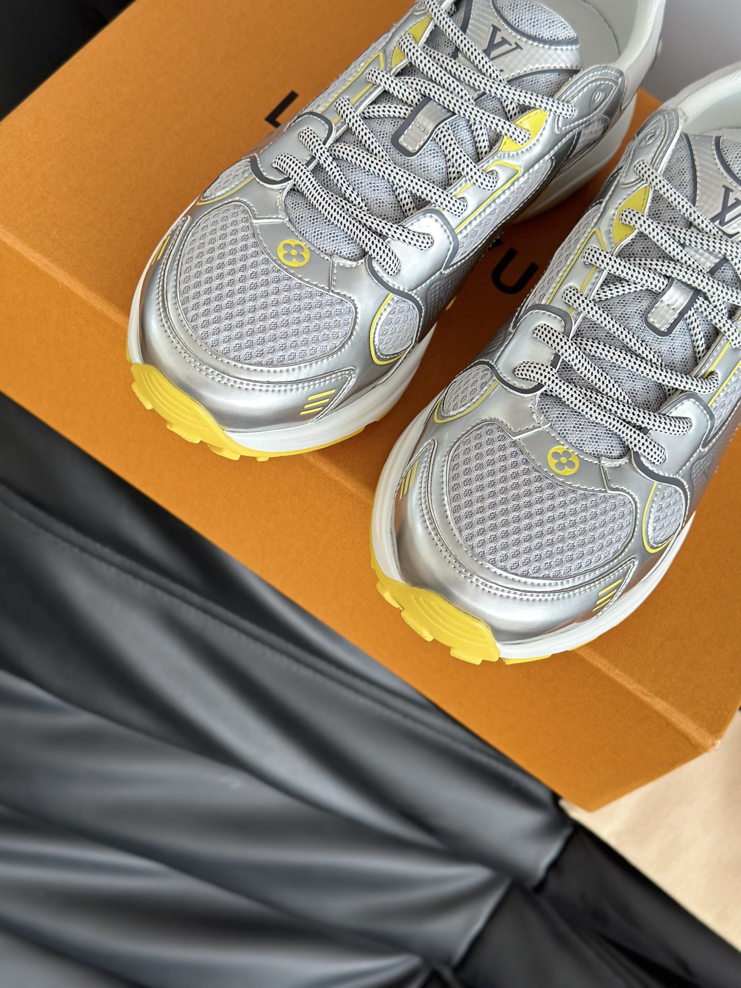 Lv Sneakers-209