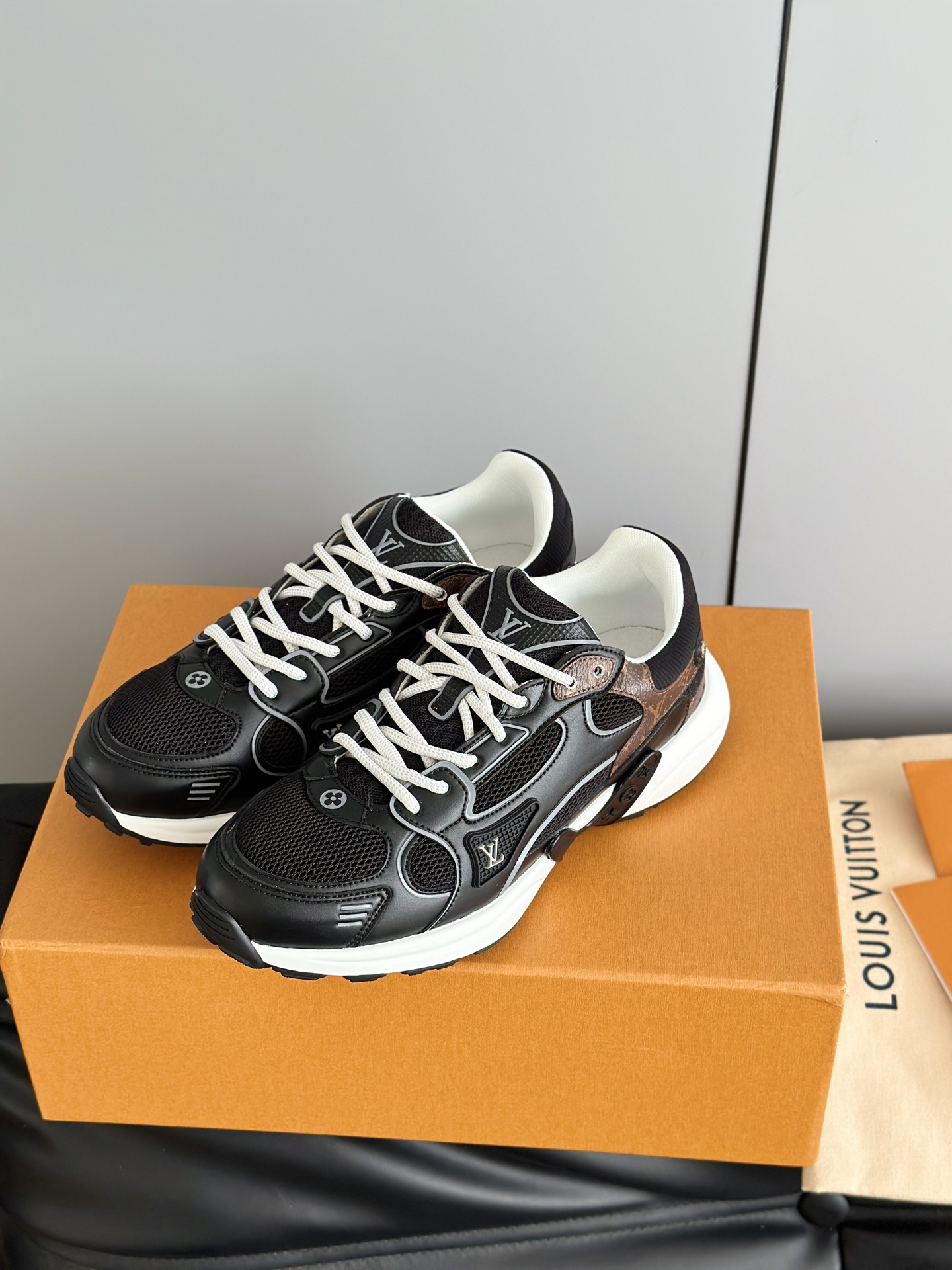 Lv Sneakers-207