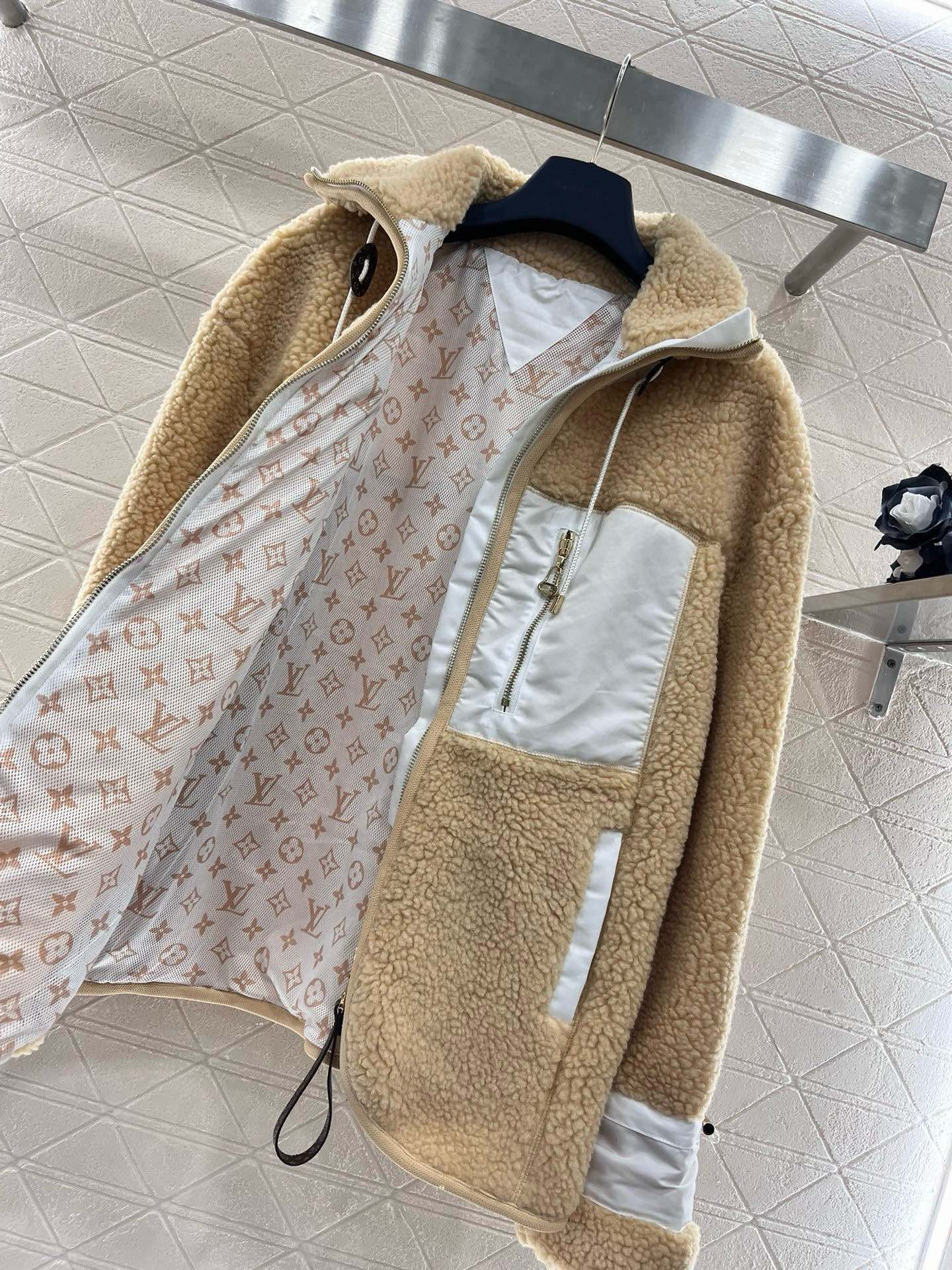 LV Clothing-323