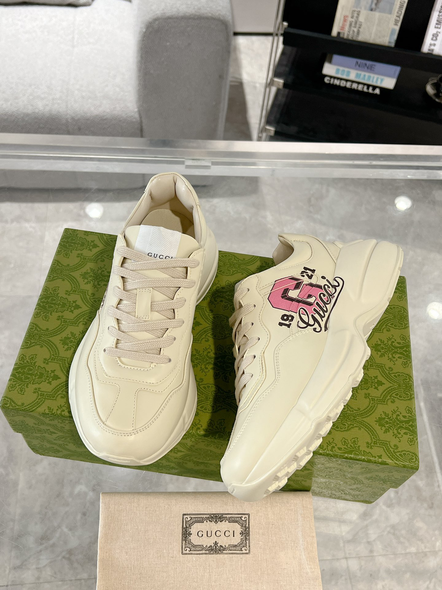 Gucci Sneakers-208