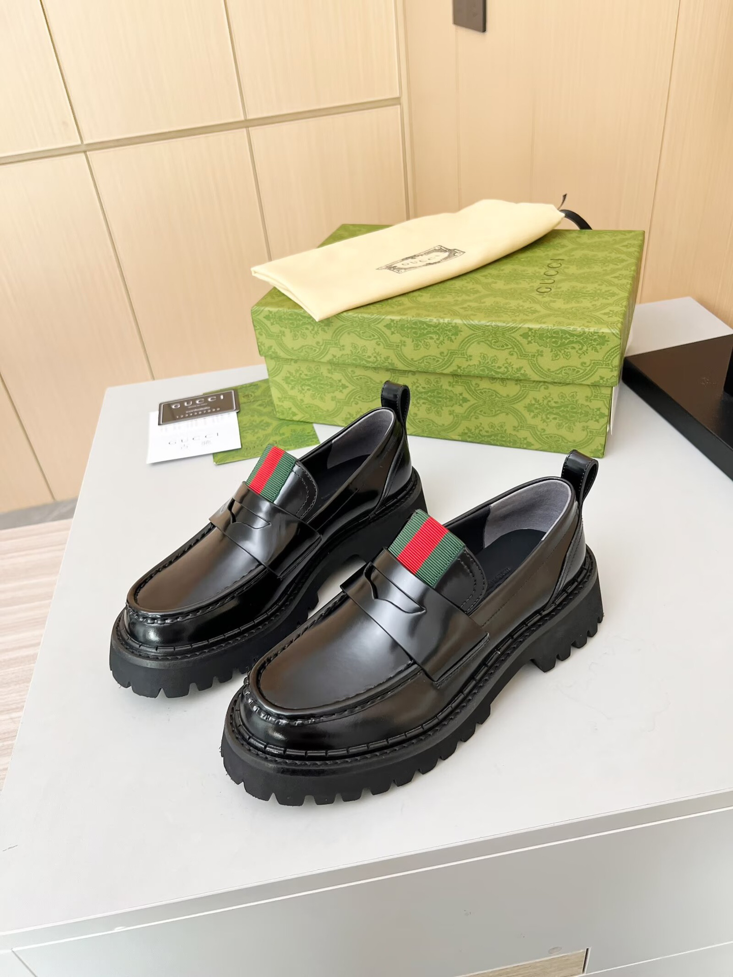 Gucci women's leather shoes-17