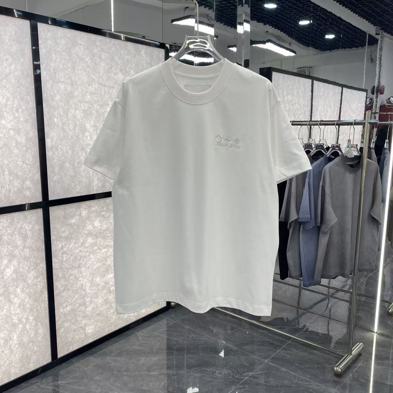 LV clothing-169