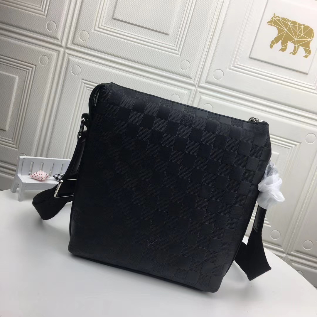 LV Men Discovery Messenger Bag