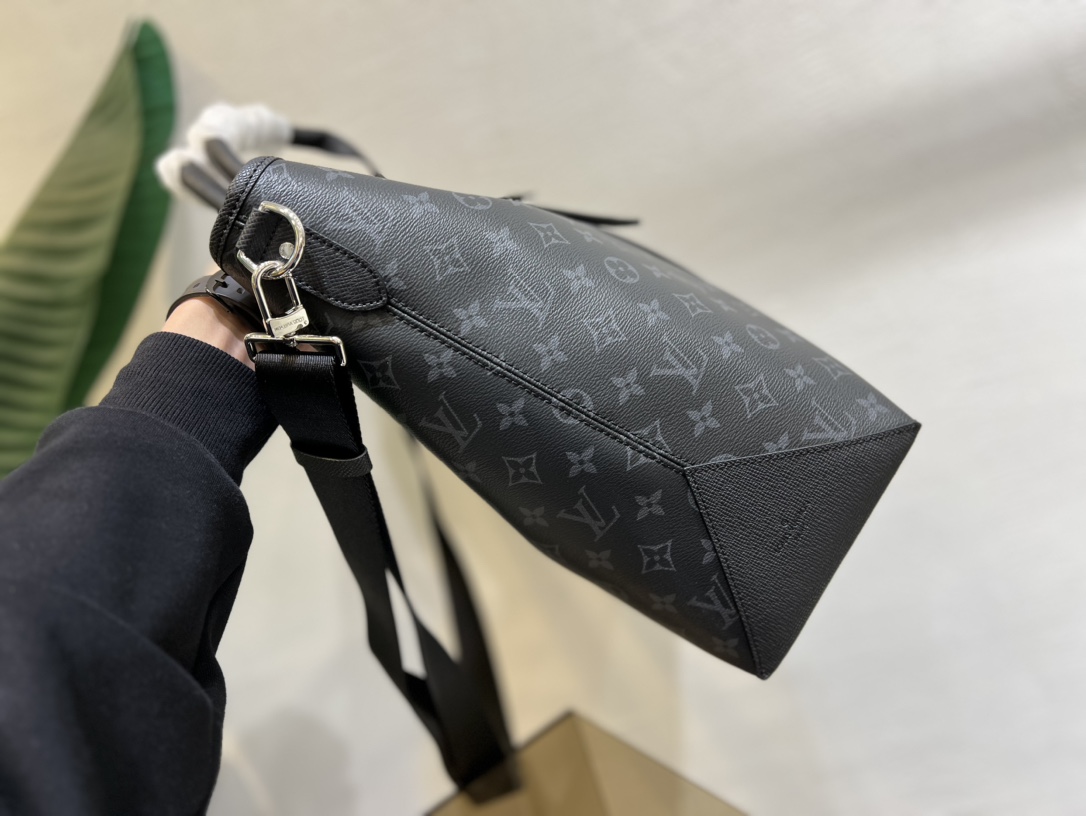 Louis Vuitton M30937 Weekend Tote NM Monogram coated canvas and Taiga Cowhide Leather