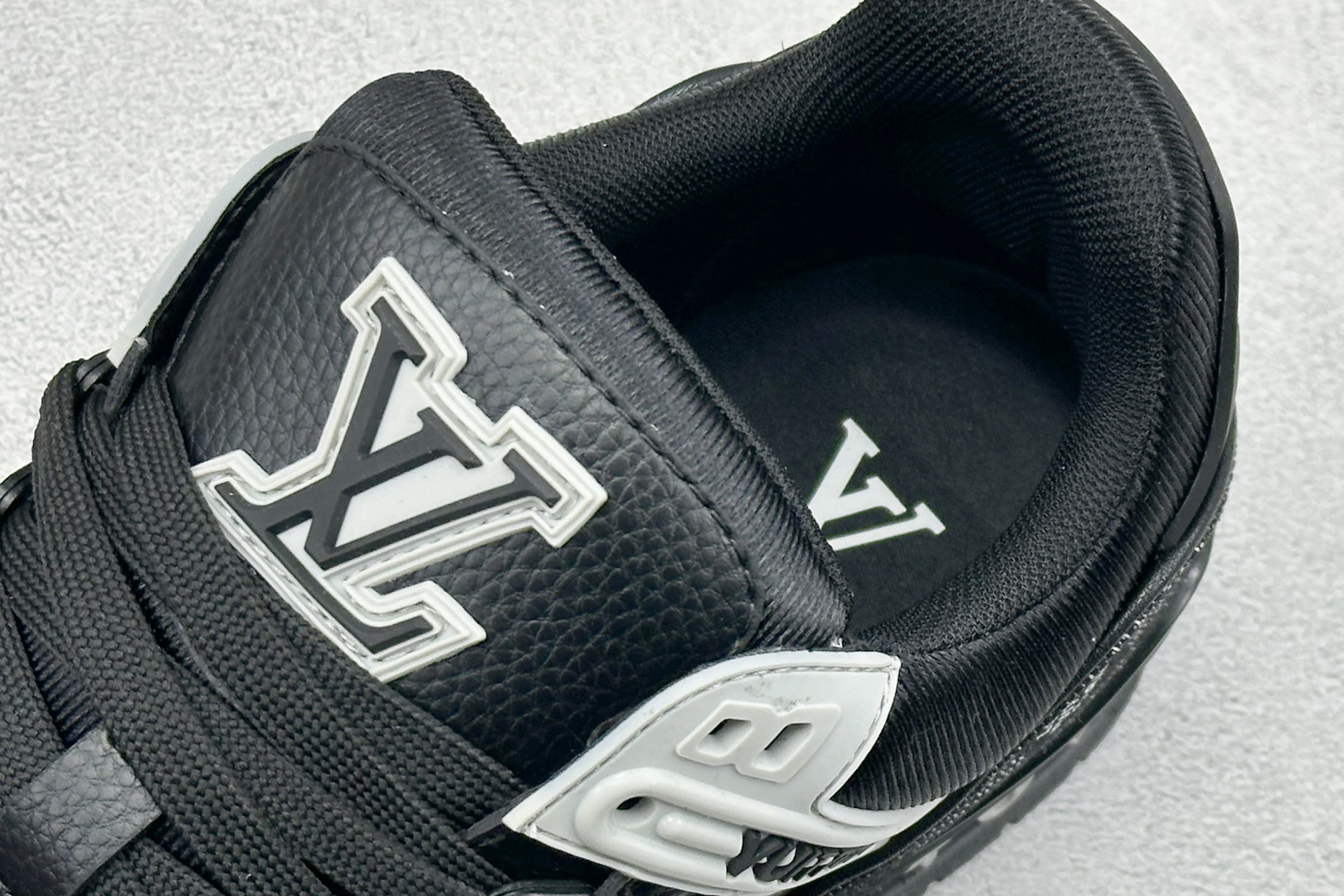 Lv Sneakers-250