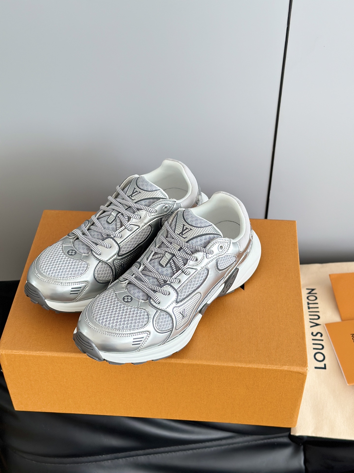 Lv Sneakers-208