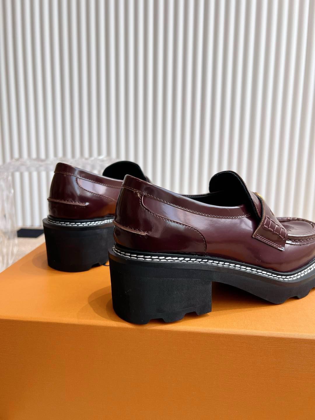 LV women's leather shoes-22
