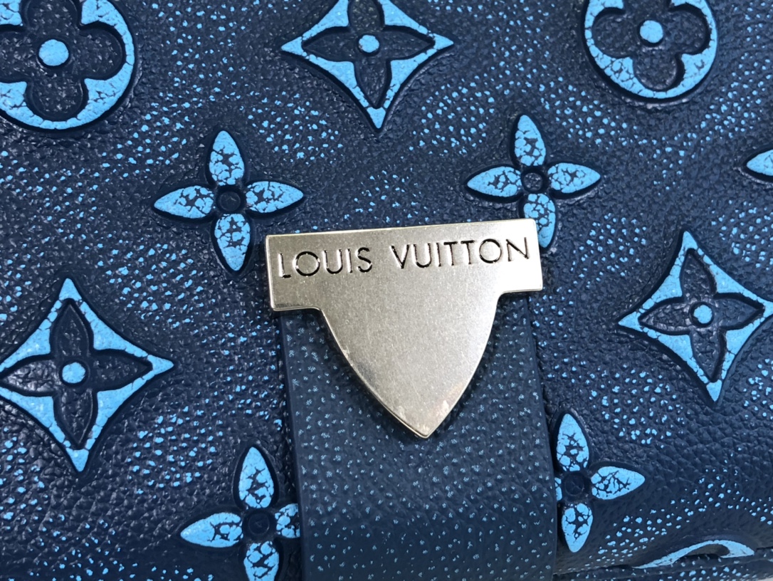 Louis Vuitton M21358 Archy Messenger MM Bag Cowhide leather Blue