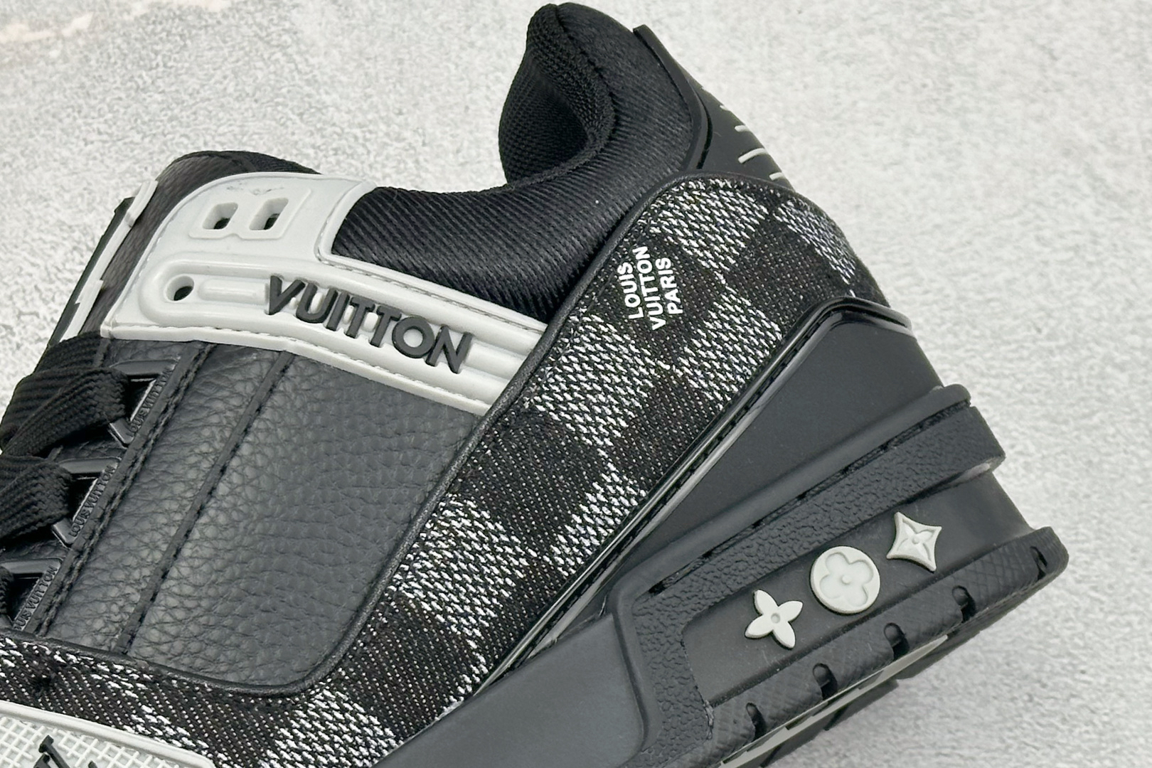 Lv Sneakers-250