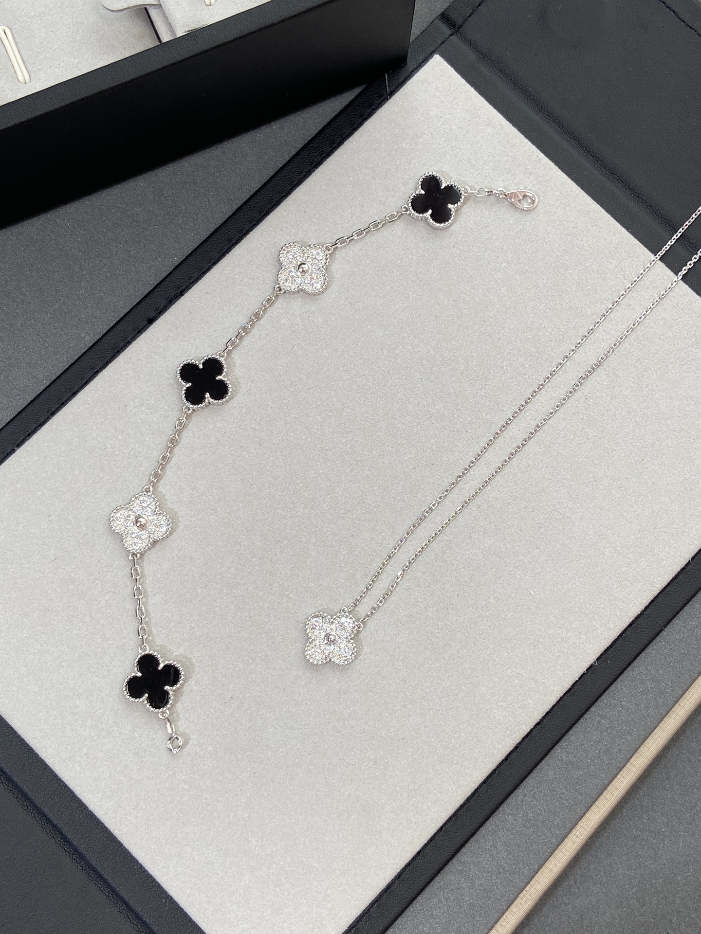 Van Cleef & Arpels Bracelet-125