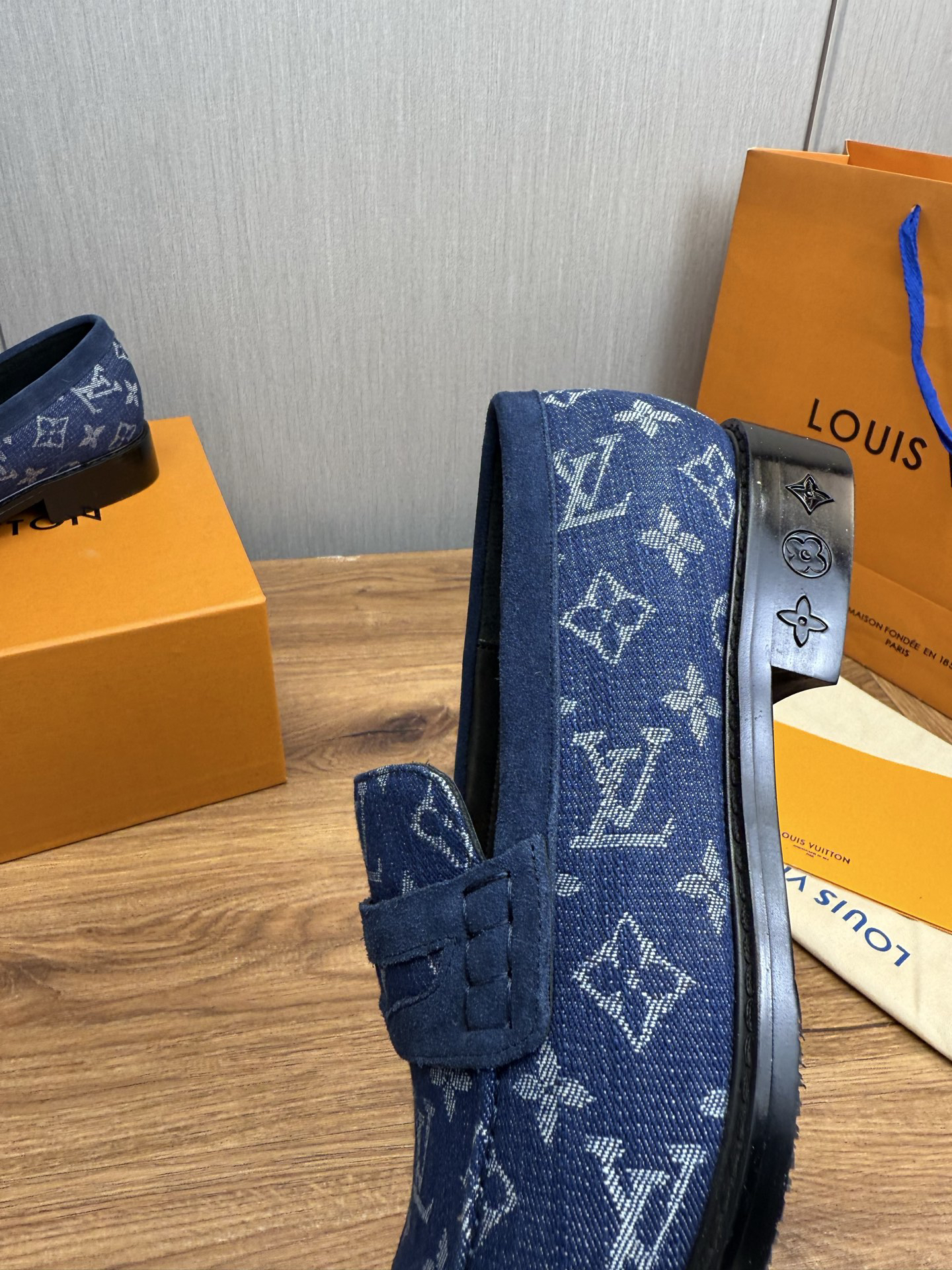 LV women's leather shoes-35
