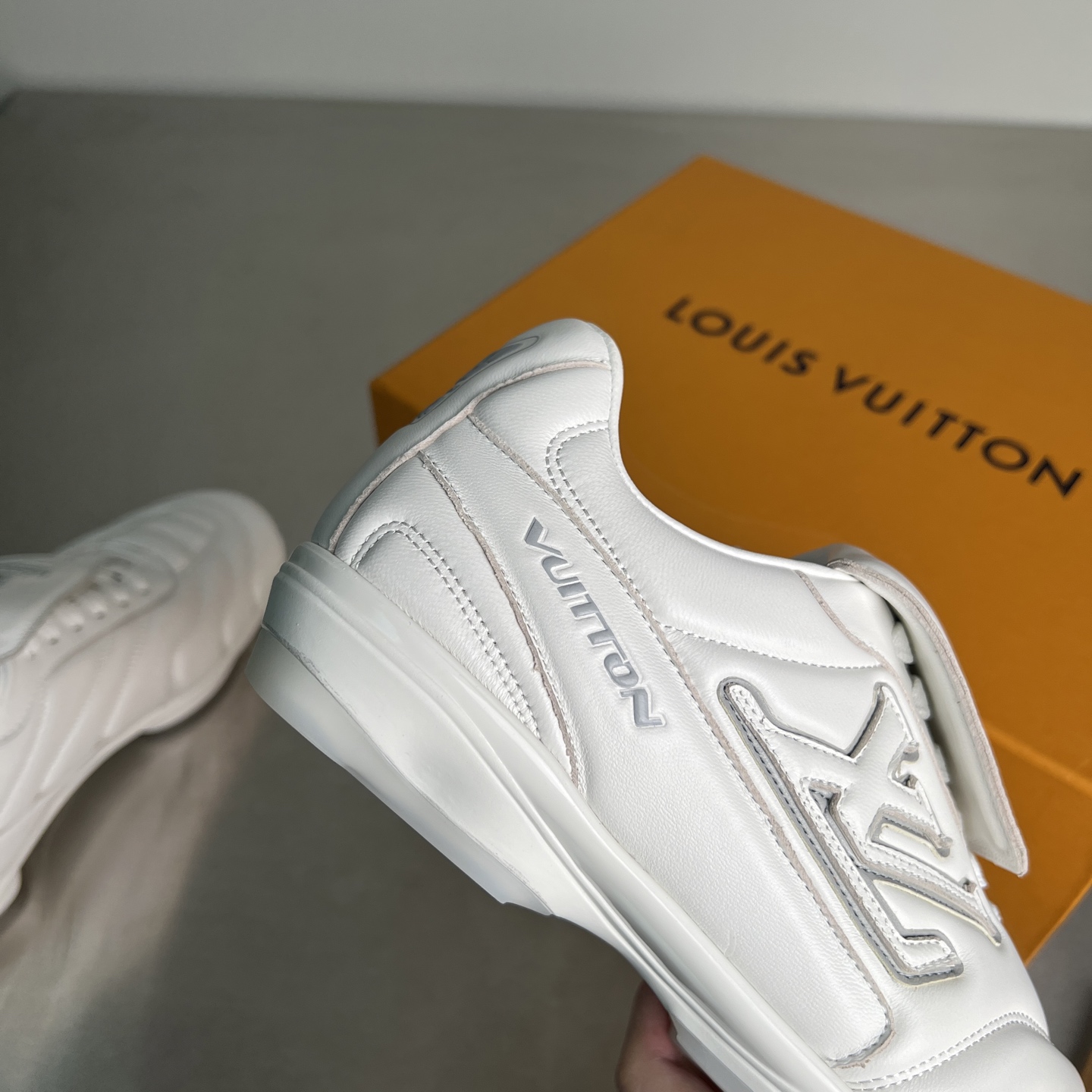 Lv Sneakers-240