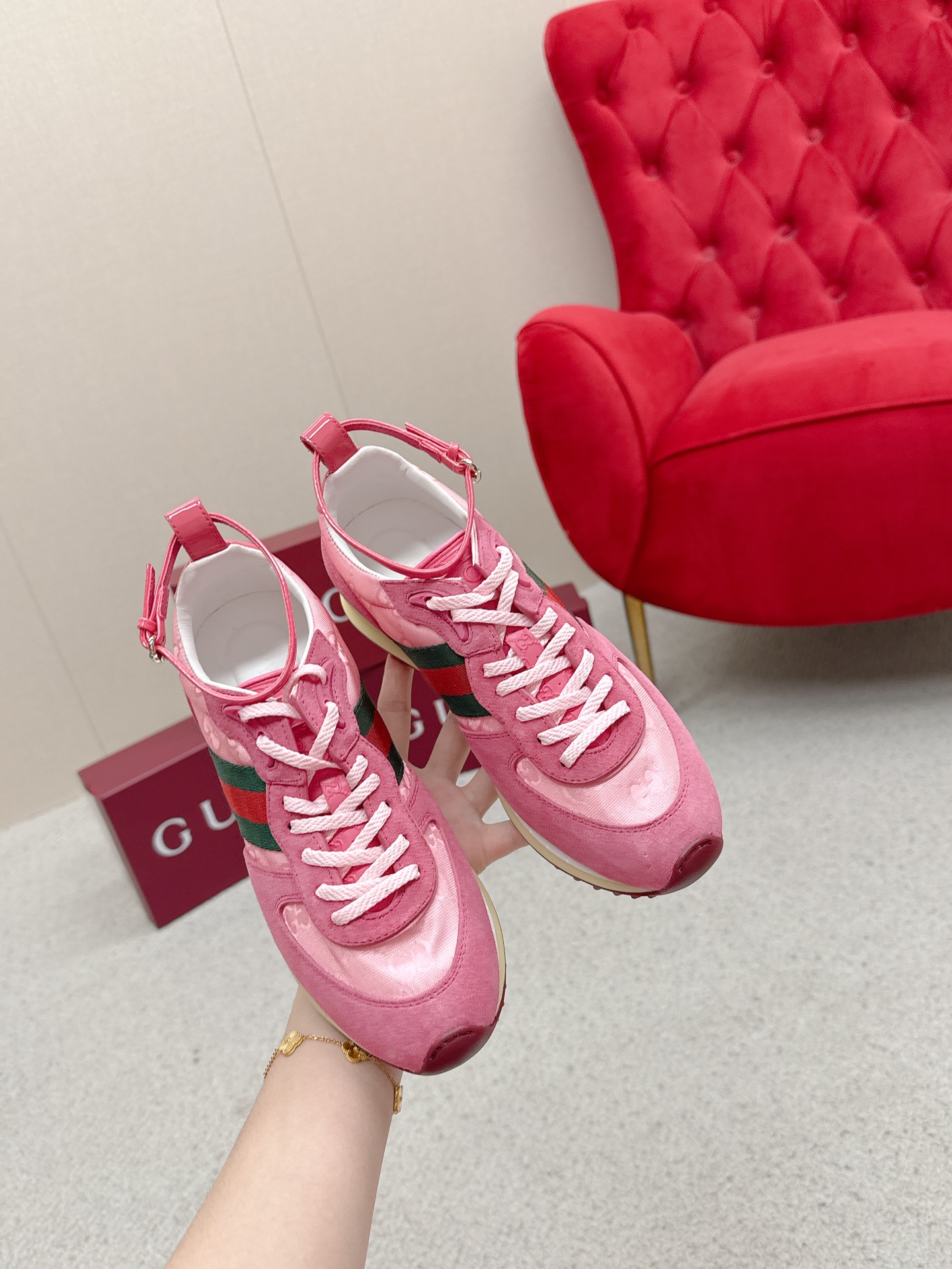 Gucci Sneakers-240