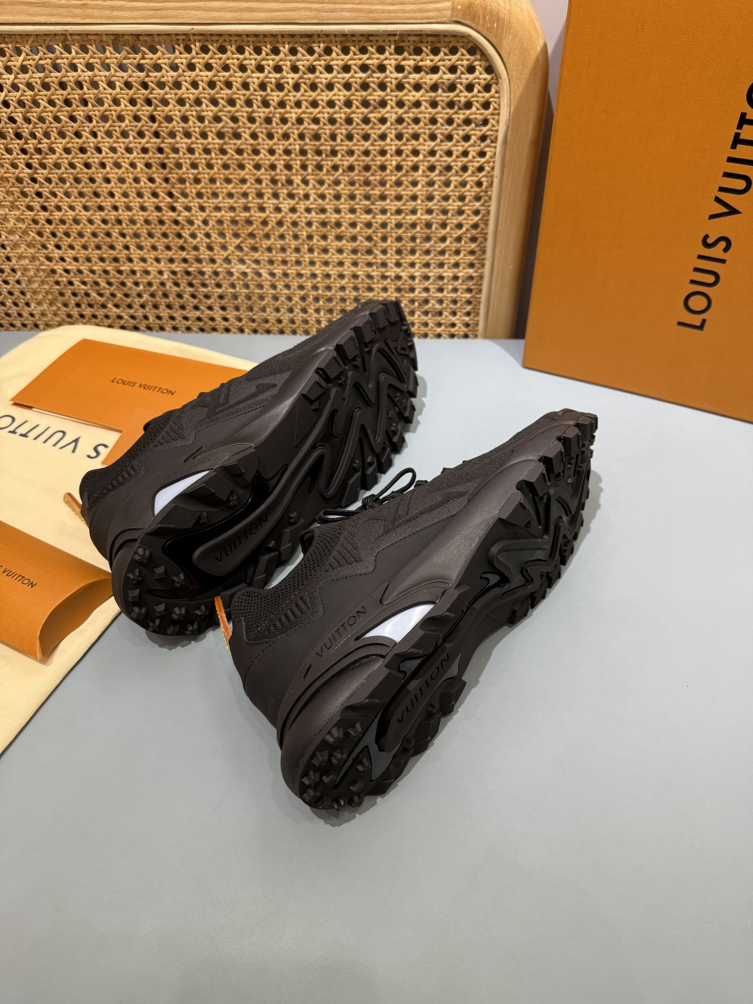 Lv Sneakers-171