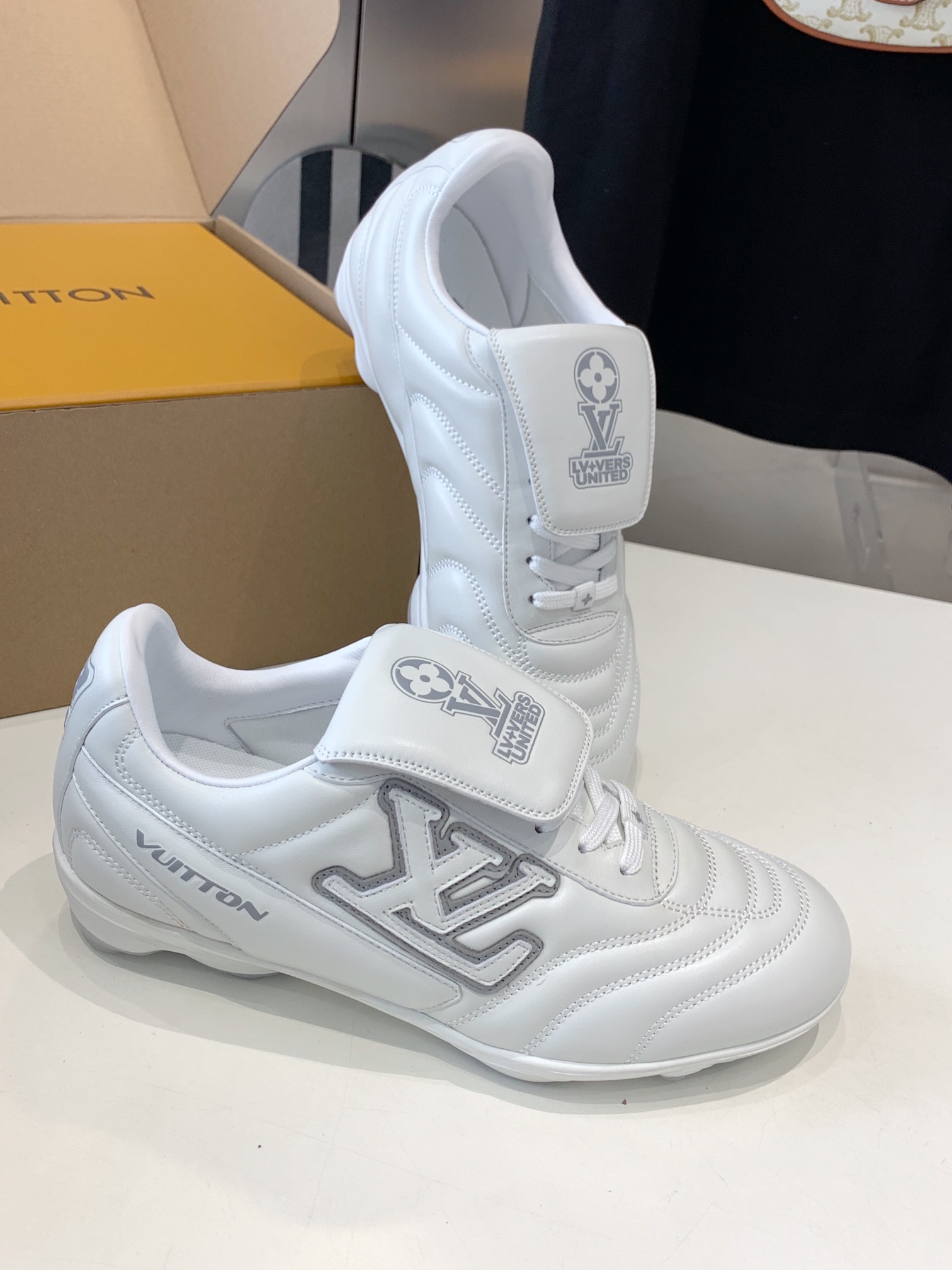 Lv Sneakers-242