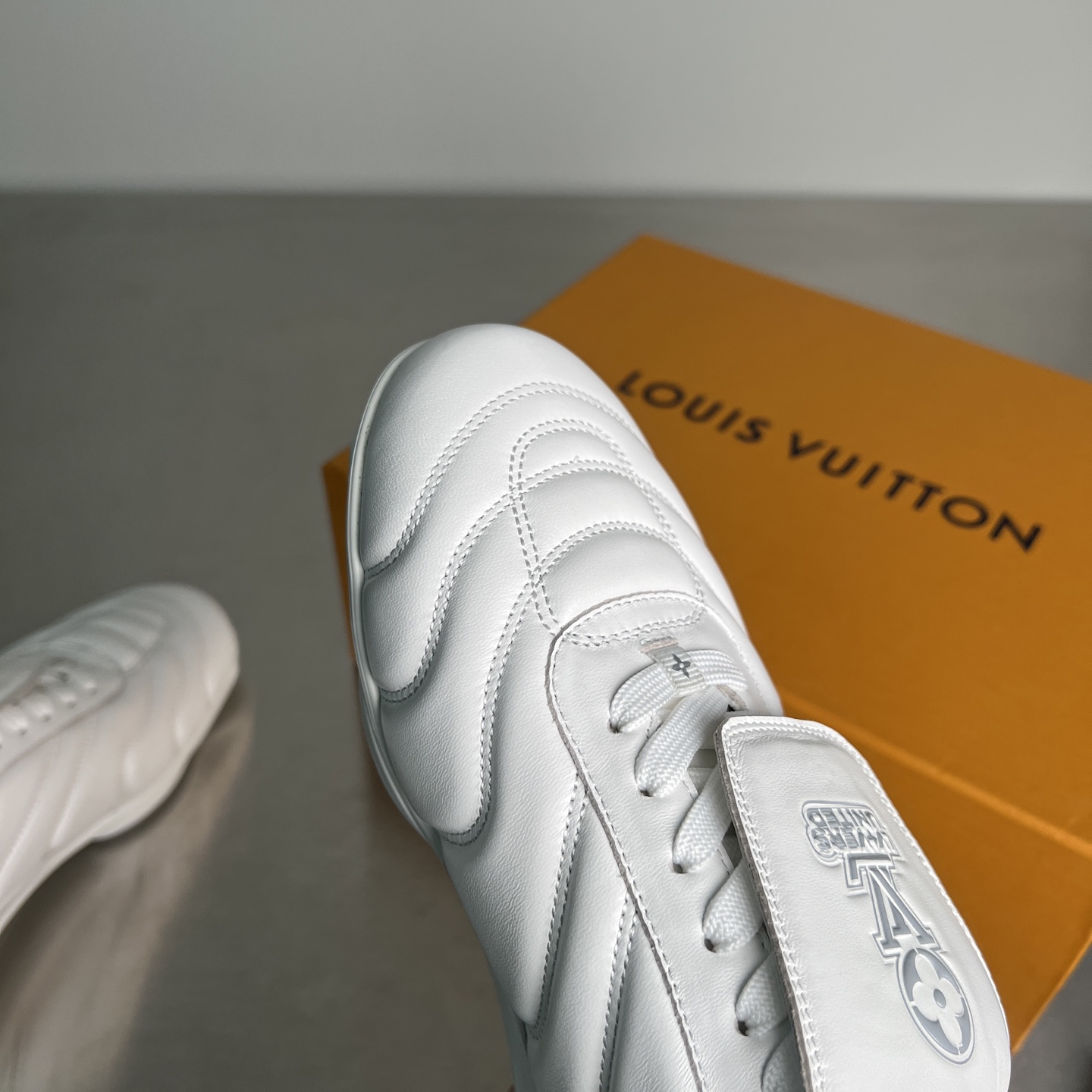 Lv Sneakers-240